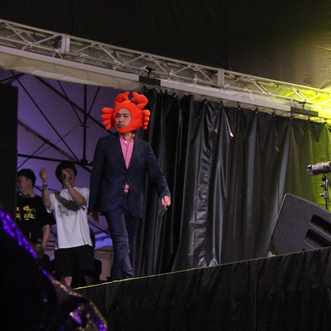 トータス松本のインスタグラム：「福井ONE PARK FESTIVAL 2019行ってきた。 街中でライブ、がんがん鳴らしてそらもうサイコーでした！ また呼んでほしい。 #soilandpimpsessions  #いい仕事してる #ウルフルズ #盛り上がった #アンコール #越前ガニ #かぶってみたら #あご #固定されて #歌いづらい #カニはかぶるものではなくて食うもの」
