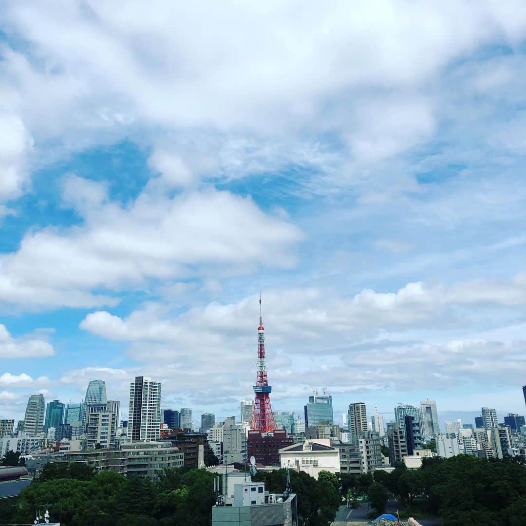 今村涼子さんのインスタグラム写真 - (今村涼子Instagram)「グレーの日々が続く東京 少し青空が出たので、 テレ朝屋上で、うっすらとした日差しを浴びてきました。 風邪引いてる人も増えてきてるので、 注意です！ #梅雨らし過ぎる梅雨 #梅雨寒」7月8日 14時06分 - ryoko.imamu