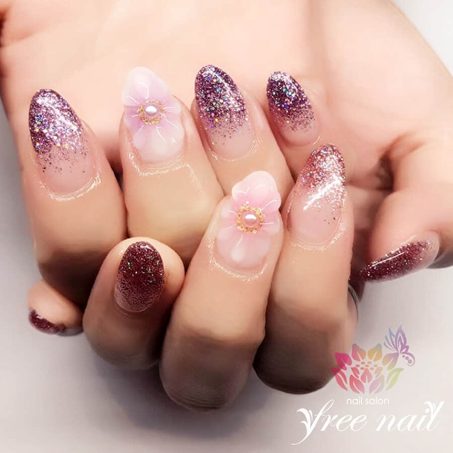 free nail フリーネイルのインスタグラム：「. お客様ネイル💅🏻🌼✨ . 大人気👑✨ ぷっくりクリアフラワー🌸✨ . ピンク×パープルのきれいめカラーアシメで💗💜✨ . ⇨スワイプして動画もチェック☝🏻✨ . ご来店ありがとうございました🙇🏻‍♀️🙇🏻‍♀️🙇🏻‍♀️💗 . #ネイル #フリーネイル #ネイルアート #ジェルネイル #ネイルサロン #大阪ネイルサロン #ネイルデザイン #ネイルチェンジ #ぷっくりネイル #フラワーネイル #クリアネイル #ラメグラデーションネイル #ラメグラ #ピンクネイル #パープル #デザインネイル #トレンドネイル #シンプルネイル #おしゃれネイル #夏ネイル #美甲 #日式美甲 #summernails #nailsart #nailsalon #nailsdid #newnails #newnail #freenail」