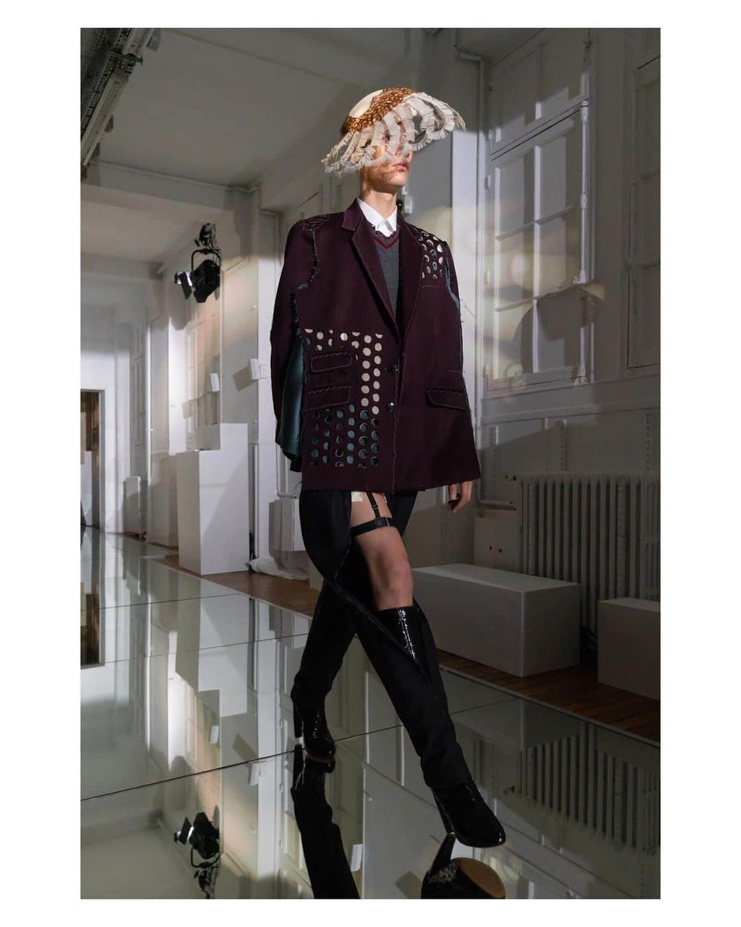 Maison Margielaさんのインスタグラム写真 - (Maison MargielaInstagram)「Aubergine flat-cut jacket worn over a grey polyamide sleeveless knit, a white sleeveless shirt, and dark grey chalked wool trousers with a slit through the right leg. Black box leather boots and a plumed hat. Look 8 from Artisanal Co-ed Collection AW19 designed by @JGalliano #MaisonMargiela」7月8日 14時17分 - maisonmargiela