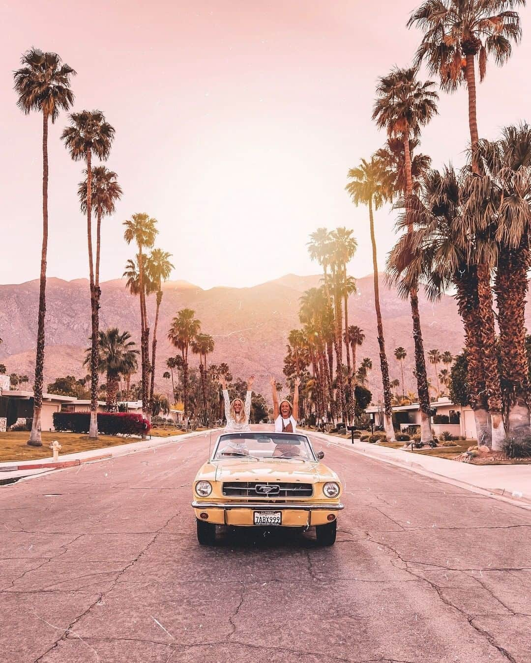 Kapten & Sonさんのインスタグラム写真 - (Kapten & SonInstagram)「'It's a good week, to have a good week!' Start your monday right, Kaptens! 🙌 @saltyluxe found the perfect road to enjoy a beautiful pink sunset! 💕 #bekapten #kaptenandson⁠ .⁠ .⁠ .⁠ #mondayvibes #mondaymotivation #sunset #sunsetvibes #travelling #travelgram #passportpassion #takemethere」7月8日 14時25分 - kaptenandson