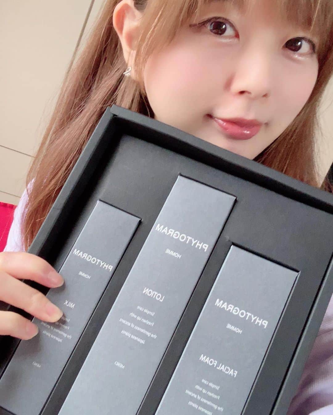 satomiさんのインスタグラム写真 - (satomiInstagram)「メンズ初！スキンケアシリーズ 「PHYTOGRAM（フィトグラム）」のご紹介だよ☺  あのヘアメイクアップアーティストおぐねぇー共同開発のスキンケアシリーズ♡プレゼント用に買ったよ💕 * *  男性のスキンケアに特化し、毎日のひげ剃りで酷使している肌をいたわるベーシックな 3ステップスキンケアである「洗顔」「化粧水」「乳液」の3アイテム！ 箱もおしゃれだからギフトに最適！ * * Amazon新着ランキング1位獲得だからすごい人気だよ！！！！！ 無香料・無着色・アルコールフリー・鉱物油フリー・パラベンフリーだから お肌の弱い方でも使えるからおすすめ♡ * * ついでに7/1発売のボディジェルとスクラブも ゲット！！！！！ キャンペーン中だから乗っかってみた🥺✨ * * #phytogram  #フィトグラム  #おぐねぇー  #メンズコスメ @phytogram.homme @asagakecom #asagakeで体験 #ギフト #メンズスキンケア #彼氏へのプレゼント #旦那様へのプレゼント #父へのプレゼント #メンズ用スキンケアセット」7月8日 14時32分 - saatoomii47