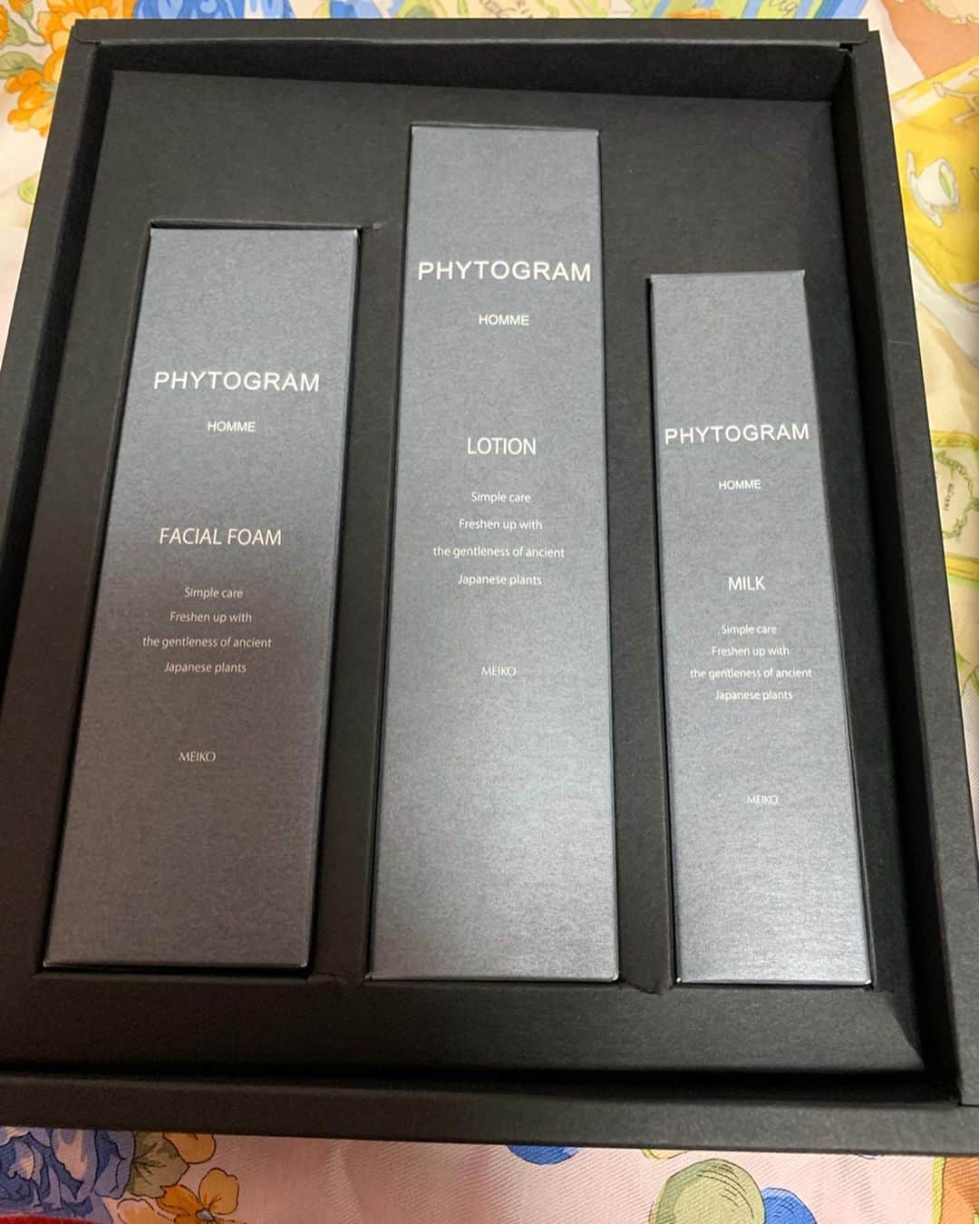 satomiさんのインスタグラム写真 - (satomiInstagram)「メンズ初！スキンケアシリーズ 「PHYTOGRAM（フィトグラム）」のご紹介だよ☺  あのヘアメイクアップアーティストおぐねぇー共同開発のスキンケアシリーズ♡プレゼント用に買ったよ💕 * *  男性のスキンケアに特化し、毎日のひげ剃りで酷使している肌をいたわるベーシックな 3ステップスキンケアである「洗顔」「化粧水」「乳液」の3アイテム！ 箱もおしゃれだからギフトに最適！ * * Amazon新着ランキング1位獲得だからすごい人気だよ！！！！！ 無香料・無着色・アルコールフリー・鉱物油フリー・パラベンフリーだから お肌の弱い方でも使えるからおすすめ♡ * * ついでに7/1発売のボディジェルとスクラブも ゲット！！！！！ キャンペーン中だから乗っかってみた🥺✨ * * #phytogram  #フィトグラム  #おぐねぇー  #メンズコスメ @phytogram.homme @asagakecom #asagakeで体験 #ギフト #メンズスキンケア #彼氏へのプレゼント #旦那様へのプレゼント #父へのプレゼント #メンズ用スキンケアセット」7月8日 14時32分 - saatoomii47