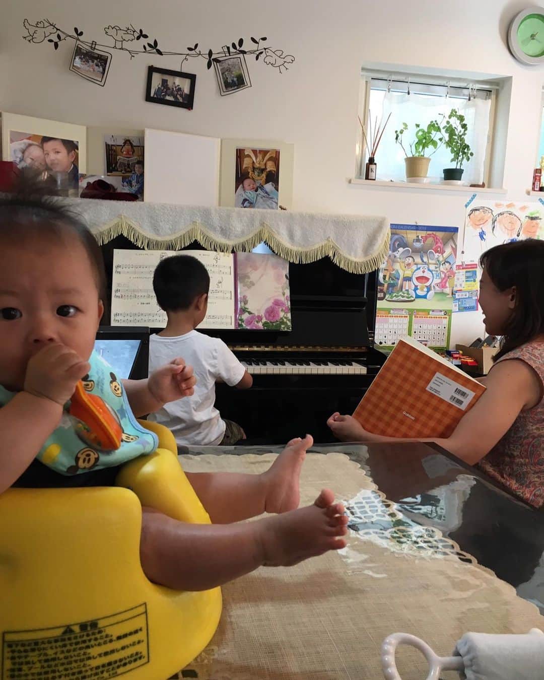 のインスタグラム：「Kosei is enjoying brother's piano lesson🎹 #pianolesson  #nephew」