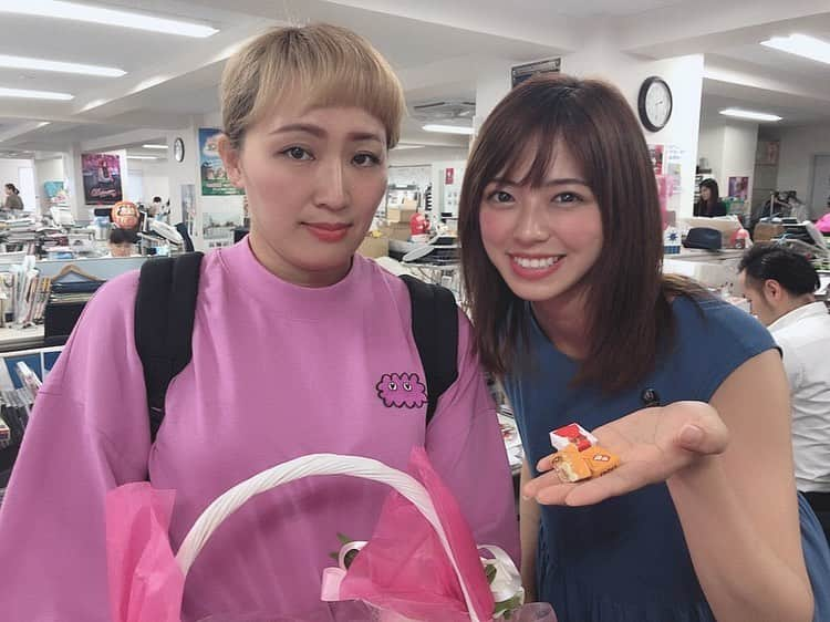 わちみなみさんのインスタグラム写真 - (わちみなみInstagram)「事務所でかりなさんを﻿ 発見！！﻿ ﻿ 呼んだら来てくれた😍🥰✨﻿ ﻿ そして、お菓子も﻿ くださいました☕️﻿ いつも優しくしてくださる🙏﻿ ﻿ わたしはかりなさんが描いてるキャラの﻿ ペンギンに似ているらしいです🐧﻿ ﻿ 事務所でたくさん優しい人に会えて﻿ 嬉しい一日でした！﻿ ﻿ #丸山桂里奈 さん﻿ #ホリプロ #わちみなみ」7月8日 14時39分 - wacchime