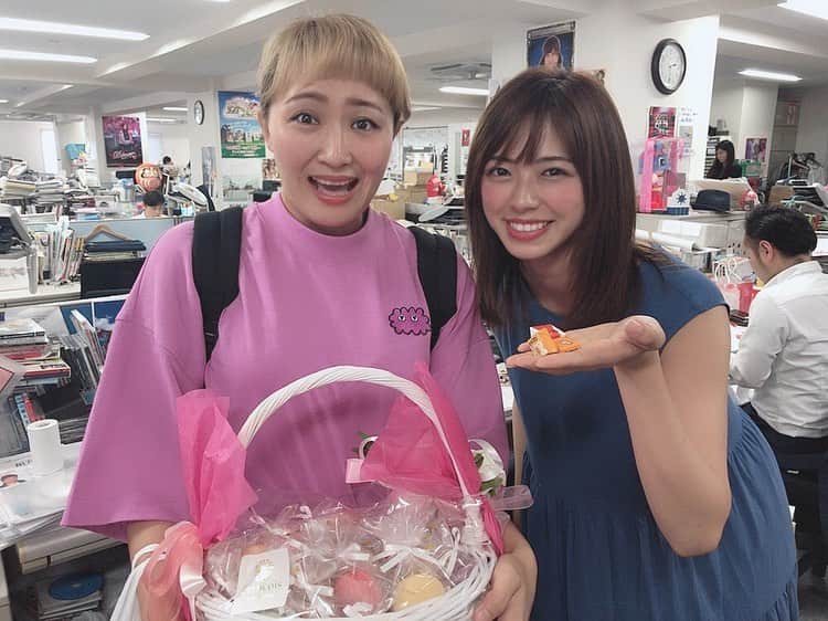 わちみなみのインスタグラム：「事務所でかりなさんを﻿ 発見！！﻿ ﻿ 呼んだら来てくれた😍🥰✨﻿ ﻿ そして、お菓子も﻿ くださいました☕️﻿ いつも優しくしてくださる🙏﻿ ﻿ わたしはかりなさんが描いてるキャラの﻿ ペンギンに似ているらしいです🐧﻿ ﻿ 事務所でたくさん優しい人に会えて﻿ 嬉しい一日でした！﻿ ﻿ #丸山桂里奈 さん﻿ #ホリプロ #わちみなみ」