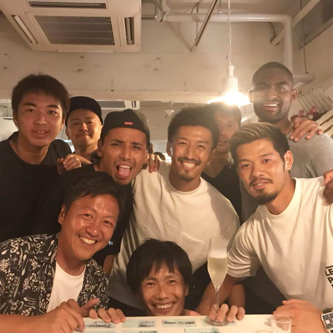 渡部博文さんのインスタグラム写真 - (渡部博文Instagram)「. 昨夜は監督発案のパーティーがあり、 チームメイト、スタッフも含め全員で歌って踊って、とにかく楽しい夜になりました。  改めて仲間に支えられてるなと感じたので、32歳はそんな彼らを助け、身体を張ってさらにゴールを守れる存在になります💪🏻✨ . お祝いメッセージをくれた方々、 ありがとうございました🙏✨✨ #visselkobe  #渡部博文」7月8日 14時42分 - hirofumi0707