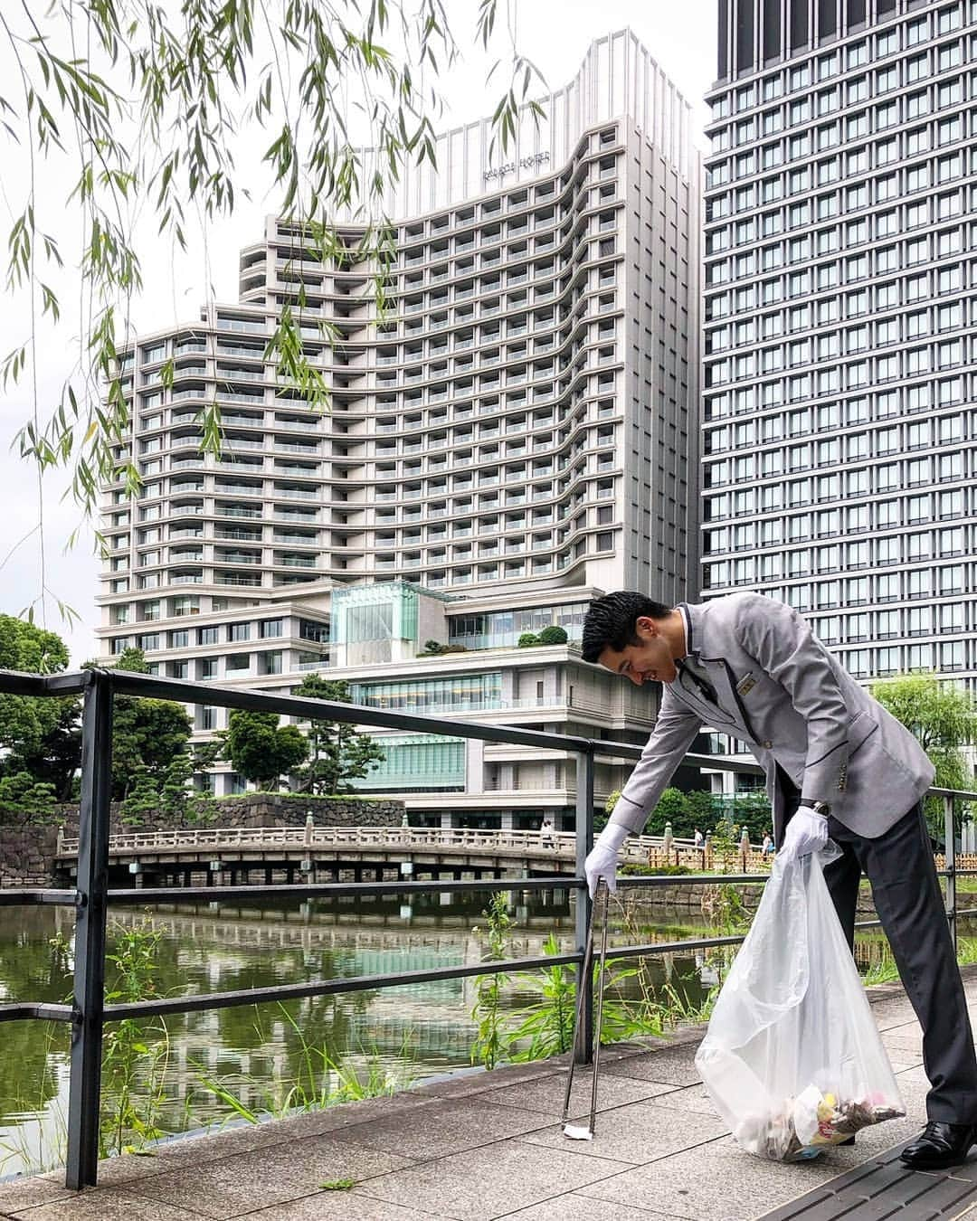 Palace Hotel Tokyo / パレスホテル東京さんのインスタグラム写真 - (Palace Hotel Tokyo / パレスホテル東京Instagram)「梅雨の晴れ間のすきに、ベルスタッフはホテル周辺の道路をお掃除いたします。Keeping the community clean while the rain is holding off.  #清掃 #地域貢献 #地域清掃 #お掃除 #梅雨の晴れ間 #ベルボーイ #丸の内 #日比谷通り #お濠 #お濠沿い #お濠端 #和田倉濠 #パレスホテル東京 #lhwtraveler #uncommontravel #leadinghotelsoftheworld #communitycleanup #cleanupproject #cleanandtidy #corporateresponsibility #bellboy #bellhop #moat #moatside #Marunouchi #Hibiyadori #Wadakuramoat #PalaceHotelTokyo」7月8日 14時46分 - palacehoteltokyo