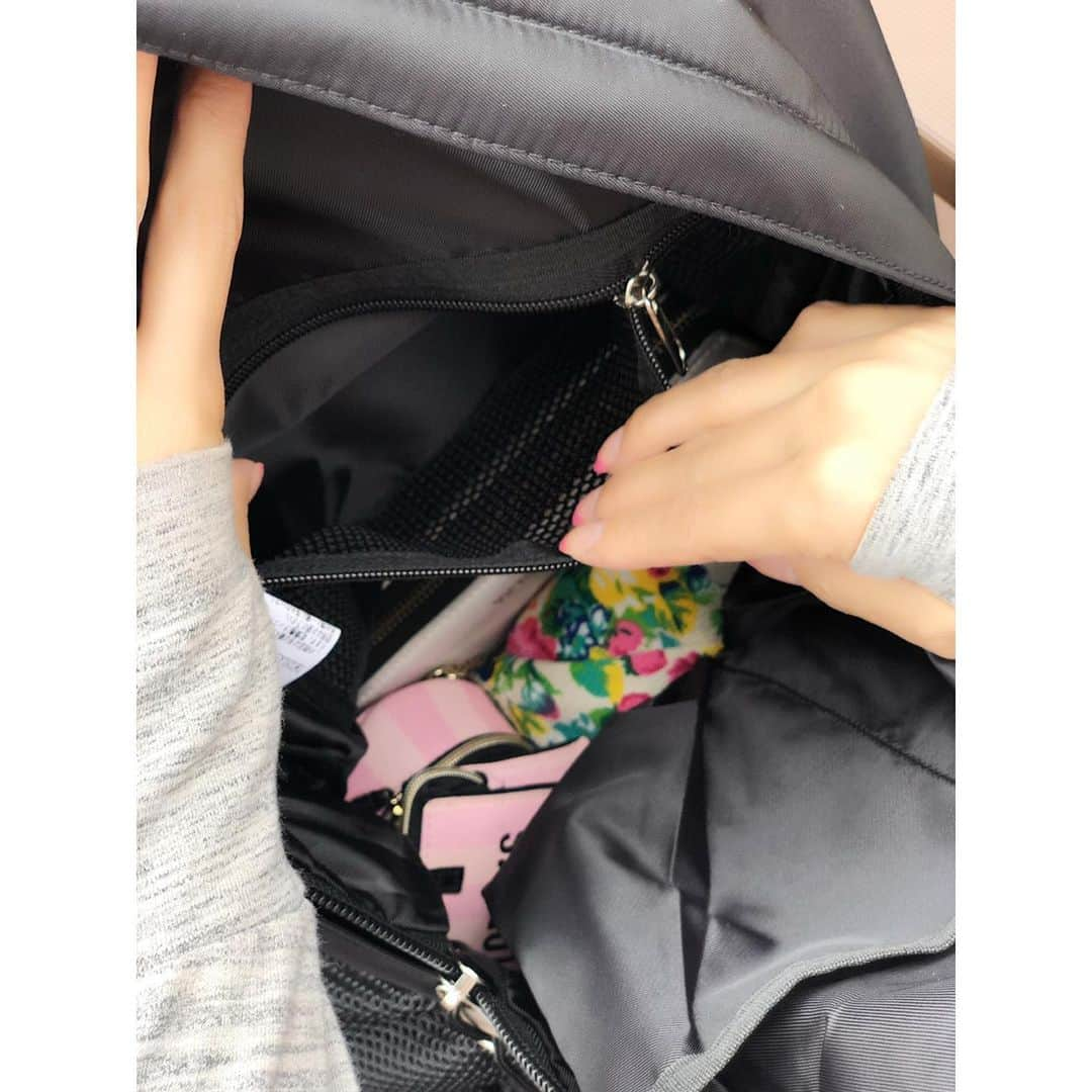 織田千穂さんのインスタグラム写真 - (織田千穂Instagram)「いつも愛用のekaで新しく出たリュック👜 ジムバックとしても旅行の時にも使えそう💕 * 📸の通り、ヨガマット🧘‍♀️も 収納出来る様になってます💡 とにかく中身は大容量入る‪(ᯅ̈ )‼️ 収納ポケットも多いので便利👌🏻✨ * 背負う部分の紐も太めで クッションぽくなっているので 身体に負担なく軽々持てる所も👌🏻💓 自分の身体に合わせて紐で調整可能です💗 * ピアスはLUPISのお花ピアス❁⃘*.ﾟ 可愛くてお気に入り🎶 全5色あるので他の色も欲しいな💙❤️🧡💛 * 🌸リュック @ekalosangelesjapan  リュック(CG070321) * 🌸ウェア🎽👖 #eka @ekalosangelesjapan ボトムス (CE040217) パーカー (CC010138) * 🌸ピアス💎.◌* #lupis @queen.lupis ピアス(v0632) ✼••┈┈┈┈┈┈┈┈┈┈┈┈┈┈┈┈••✼ #リュック女子 #キャップ女子 #おしゃれ好きな人と繋がりたい #フィットネス #ootd #fashion #コーディネート #ファッション #ヨガウェア #レギンス #ladyswear #ヨガ女子 #l4l #followme #instayoga #トレーニングウェア #スポーツ女子 #training #workout #トレーニング女子 #japanesemodel #yogagirl  #trainingwear #ジムウェア #フィットネスウェア #fitnessgirl #フィットネス女子 #PR ✼••┈┈┈┈┈┈┈┈┈┈┈┈┈┈┈┈••✼」7月8日 14時50分 - chihoda