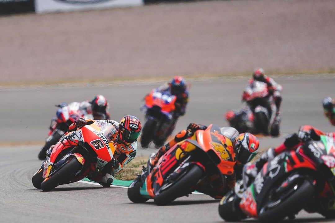 レプソル・ホンダのインスタグラム：「Back on track. 🇩🇪 Back in the top ten. 🔟 ⠀⠀⠀⠀⠀⠀⠀⠀⠀ @stefanbradl6 makes it two top tens from two #MotoGP starts. ⠀⠀⠀⠀⠀⠀⠀⠀⠀ #GermanGP  #25RepsolHonda #Repsol #MotoGP #Honda #Racing #RepsolHonda #HRC #RC213V #SB6 #StefanBradl #ThePowerOfDreams #Motorcycle #Germany #Saxony #Sachsenring」