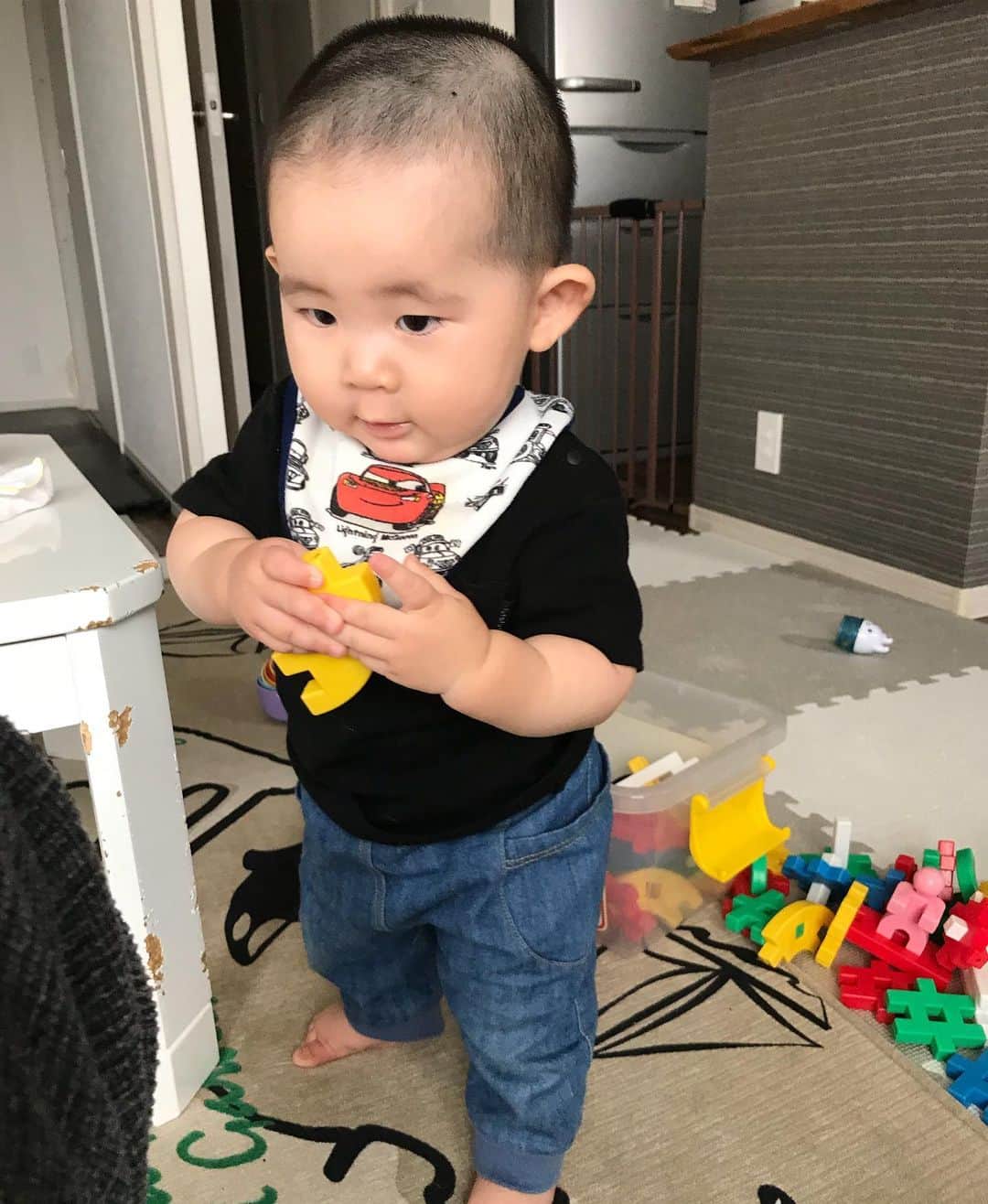 高橋みゆきのインスタグラム：「もう1人で立つよ👶💕歩くのもうすぐかな🎶早いねぇ。。。 #つたい歩きすげー早い  #近々歩くかな #もうすぐ1歳」