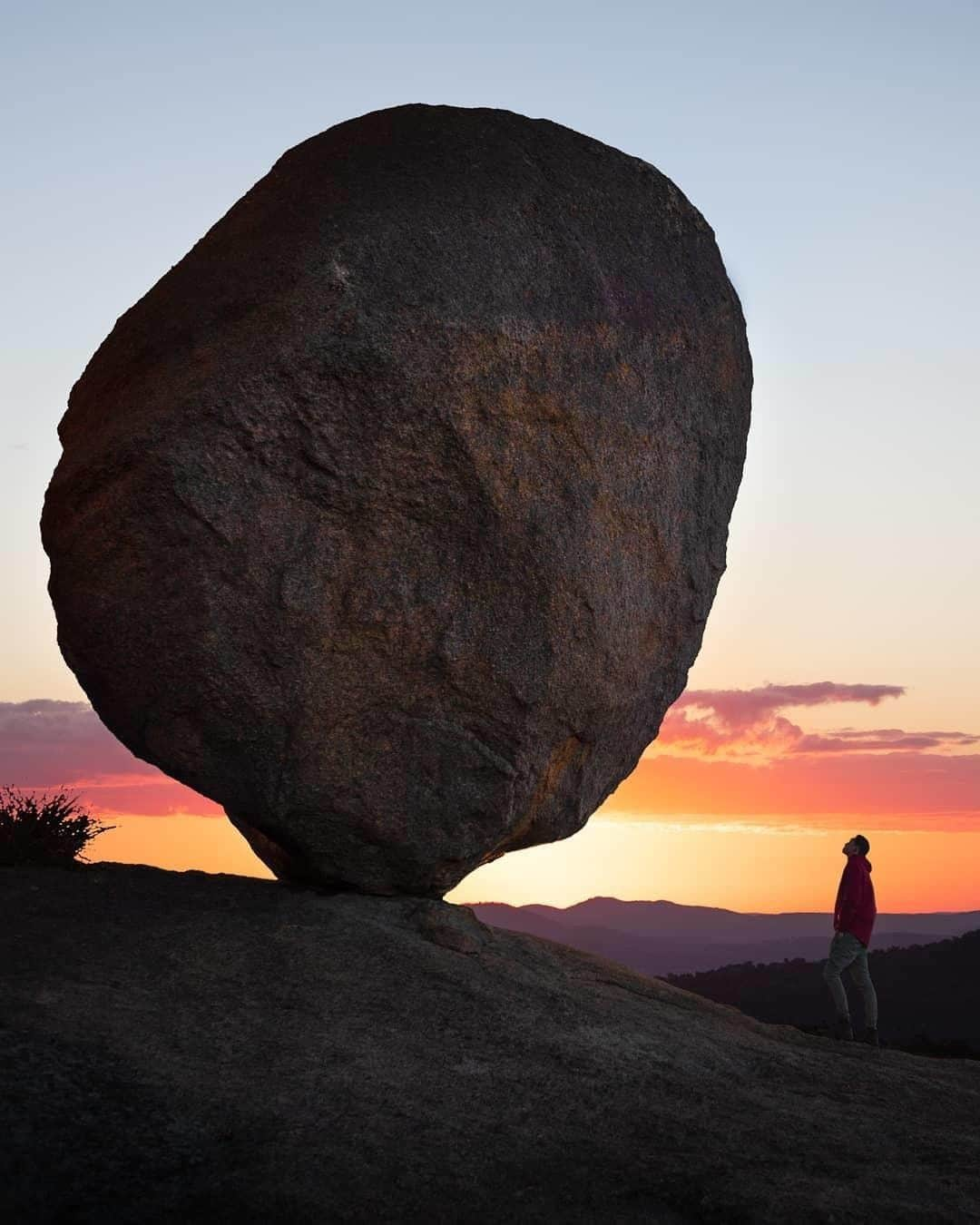 Australiaさんのインスタグラム写真 - (AustraliaInstagram)「Between a rock and a gorgeous place. 🌄 @conormoorephotography went for an outdoor adventure in @sqcountry’s #GirraweenNationalPark, where huge granite boulders tower above forests (and visitors). Located on the southern @queensland border, the park is a three-hour drive from @visitbrisbane; and you can spend days exploring scenic walking trails and swimming in rock pools and waterholes along the creek. Our tip: Visit in spring if you want to see carpets of wildflowers in full bloom.  #seeaustralia #thisisqueensland #sqcountry #thegreatoutdoors #travel」7月8日 15時00分 - australia