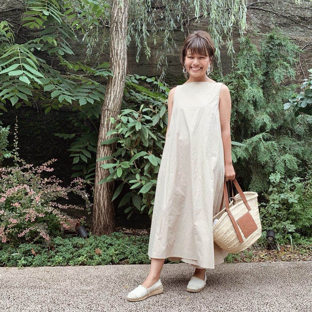 クロさんのインスタグラム写真 - (クロInstagram)「先日のお洋服👗🌼 ピアス: @room_rakuten  ワンピース: @joliechambre  バッグ: @loewe  シューズ: @anthropologie  よっこプロデュース、Joliechamble de yokko のタイプライターワンピースページュ☺️ たっぷりした生地が、歩くとフワフワして可愛い⤴︎ これ1枚でコーディネート完成が嬉しすぎる1枚です😭🙏🏽. . #joliechambre #joliechambledeyokko #ジョリーシャンブル #着痩せコーディネート #着痩せファッション #YouTube #YouTuber #親子YouTube #baby #love #女の子ママ #あいのり #ママリ#ベビフル #コドモノ #赤ちゃんのいる生活 #mamagirl #親バカ部 #楽天ROOM #smiling #クロリサコーデ #アラサーコーデ #アラフォーコーデ #ootd #casualstyle  #カジュアルコーデ  #smilingbaby #うちのおにぎりちゃん #smilingiscontagious #笑顔の連鎖」7月8日 15時00分 - kuro_risa