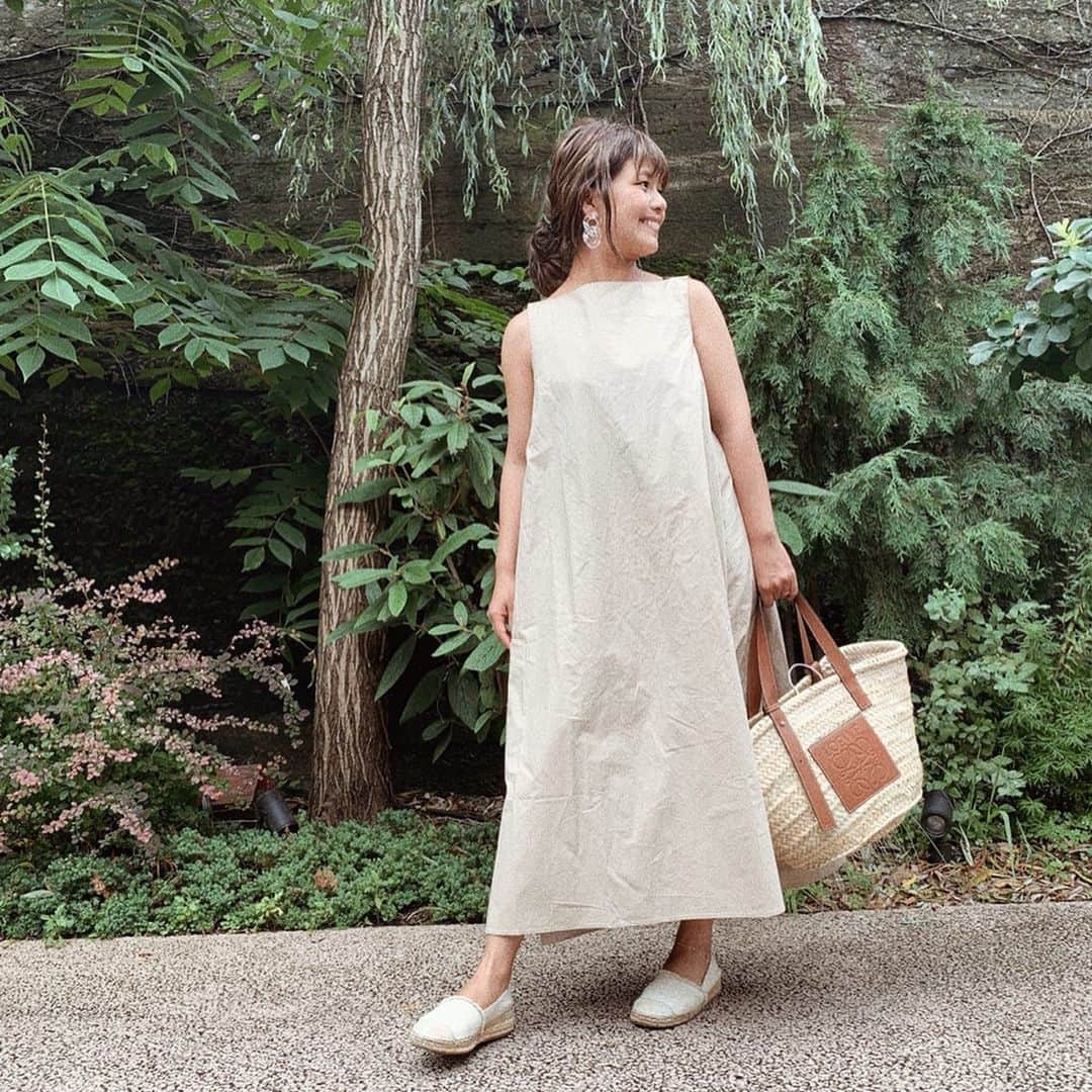 クロさんのインスタグラム写真 - (クロInstagram)「先日のお洋服👗🌼 ピアス: @room_rakuten  ワンピース: @joliechambre  バッグ: @loewe  シューズ: @anthropologie  よっこプロデュース、Joliechamble de yokko のタイプライターワンピースページュ☺️ たっぷりした生地が、歩くとフワフワして可愛い⤴︎ これ1枚でコーディネート完成が嬉しすぎる1枚です😭🙏🏽. . #joliechambre #joliechambledeyokko #ジョリーシャンブル #着痩せコーディネート #着痩せファッション #YouTube #YouTuber #親子YouTube #baby #love #女の子ママ #あいのり #ママリ#ベビフル #コドモノ #赤ちゃんのいる生活 #mamagirl #親バカ部 #楽天ROOM #smiling #クロリサコーデ #アラサーコーデ #アラフォーコーデ #ootd #casualstyle  #カジュアルコーデ  #smilingbaby #うちのおにぎりちゃん #smilingiscontagious #笑顔の連鎖」7月8日 15時00分 - kuro_risa