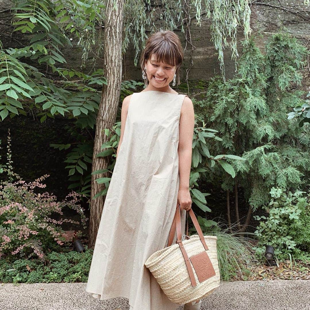 クロさんのインスタグラム写真 - (クロInstagram)「先日のお洋服👗🌼 ピアス: @room_rakuten  ワンピース: @joliechambre  バッグ: @loewe  シューズ: @anthropologie  よっこプロデュース、Joliechamble de yokko のタイプライターワンピースページュ☺️ たっぷりした生地が、歩くとフワフワして可愛い⤴︎ これ1枚でコーディネート完成が嬉しすぎる1枚です😭🙏🏽. . #joliechambre #joliechambledeyokko #ジョリーシャンブル #着痩せコーディネート #着痩せファッション #YouTube #YouTuber #親子YouTube #baby #love #女の子ママ #あいのり #ママリ#ベビフル #コドモノ #赤ちゃんのいる生活 #mamagirl #親バカ部 #楽天ROOM #smiling #クロリサコーデ #アラサーコーデ #アラフォーコーデ #ootd #casualstyle  #カジュアルコーデ  #smilingbaby #うちのおにぎりちゃん #smilingiscontagious #笑顔の連鎖」7月8日 15時00分 - kuro_risa