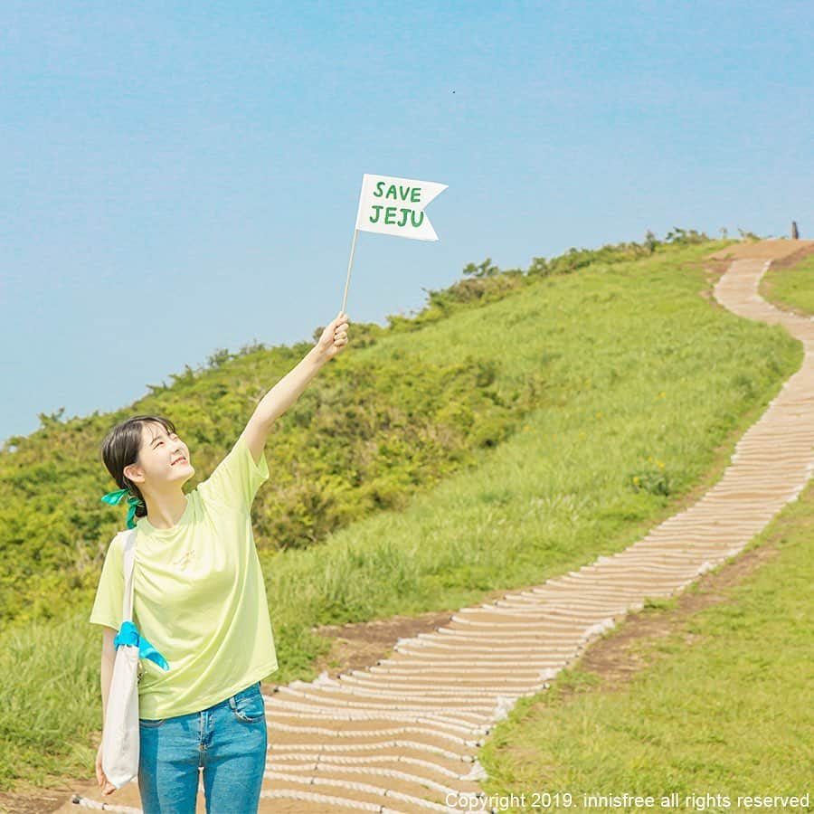 innisfree official (이니스프리) さんのインスタグラム写真 - (innisfree official (이니스프리) Instagram)「A clear sky and clean Saebyeol Oreum. Let's all go ahead and save Jeju together ღ'ᴗ'ღ ⠀ 맑은 하늘과 깨끗한 오름. 다 함께 SAVE JEJU를 실천해요ღ'ᴗ'ღ」7月8日 15時01分 - innisfreeofficial