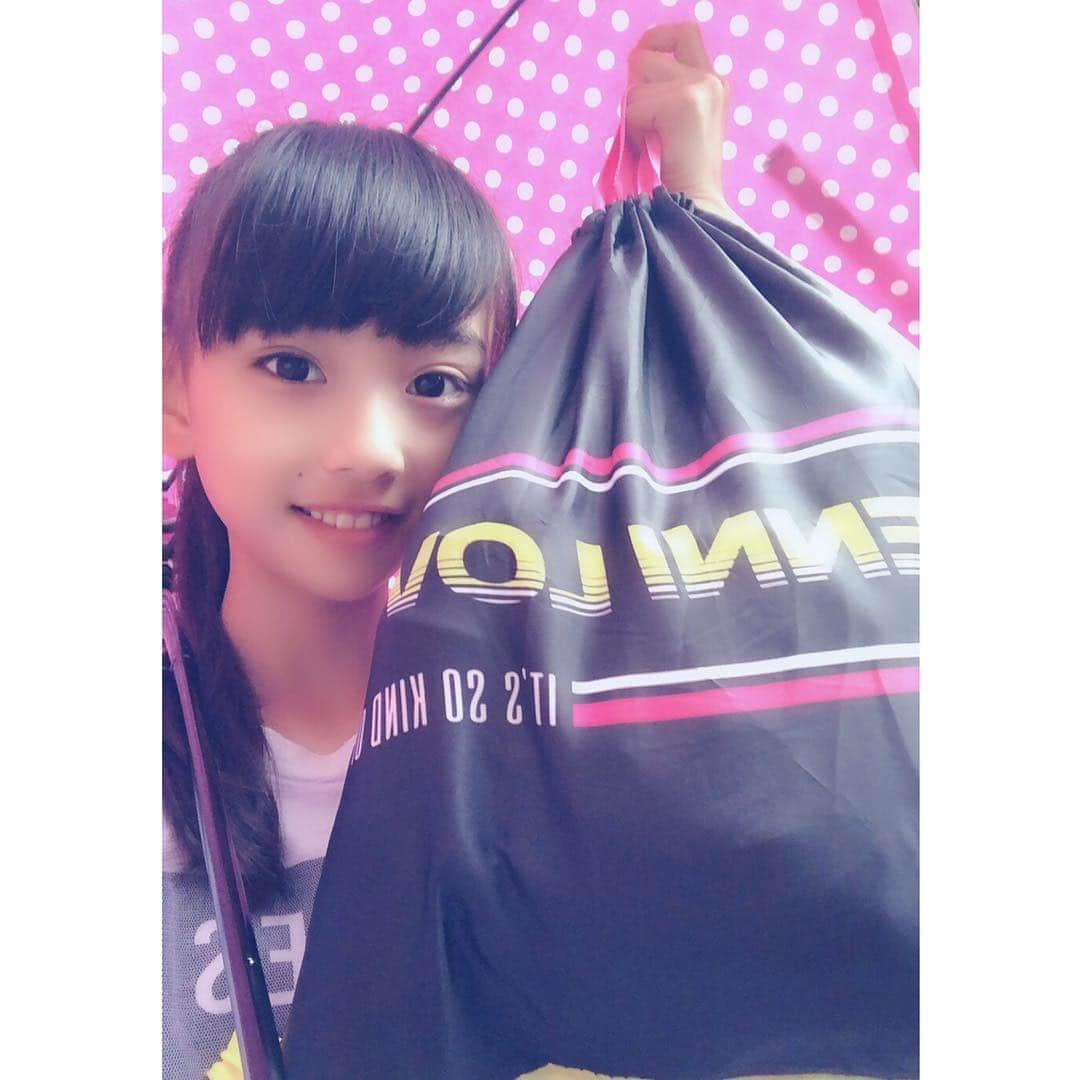 ニコ☆プチのインスタグラム：「😍プチモのふろくの使い方😍﻿ ﻿ ﻿ ﻿ 第8弾はレイヨ🍓﻿ ﻿ ﻿ 🌟レイヨ🌟﻿ 私はダンスに行く時に使っているよ。﻿ 見た目もかわいくてとてもつかいやすいよ♡﻿ 梅雨の時期はぬれても大丈夫だから、めちゃめちゃ活やく中ヾ(*´▽｀*)ﾉ﻿ ﻿ ﻿ #ニコプチ﻿ #ニコプチふろく﻿ #プチモのふろくの使い方﻿ #ジェニィラブ﻿ #ナップサック﻿ #松本麗世」
