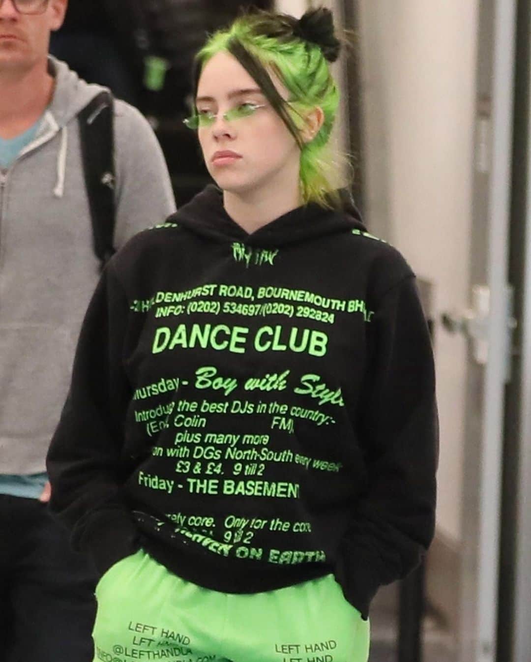 Just Jaredさんのインスタグラム写真 - (Just JaredInstagram)「@billieeilish pairs her newly dyed neon-green hair with her outfit! #BillieEilish Photos: Backgrid」7月8日 15時17分 - justjared