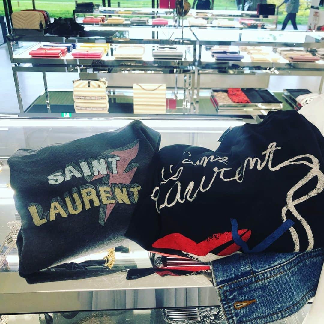 三浦マキさんのインスタグラム写真 - (三浦マキInstagram)「If you have only a day or two, it is worth to go to Karuizawa. Karuizawa is about as posh as you can get.  来る度に好きになる夏の軽井沢へ☘ 今回も @yuka__yasumoto の完璧なプランニングに甘えさせていただきました❤️ 滞在は、朝食が離れでいただけて軽井沢の朝を満喫できる @hotelberlinetta ✨大きなお部屋にはベッドが3つあるので女子旅にもぴったり。 そしてなぜか突然買い物魂に火がつき、ゆかちゃんを待っている1時間半の間に @eclat_eriko さんと爆買い😂笑 @ysl  のTシャツとパーカー、 @prada の靴と鞄をGet!! * * * * #karuizawa#daytrip#trip#weekendgateaway #girlstrip#summertrip #軽井沢#軽井沢旅行 #軽井沢アウトレット#チュールスカート#チュールスカートコーデ」7月8日 15時29分 - makimiura__la
