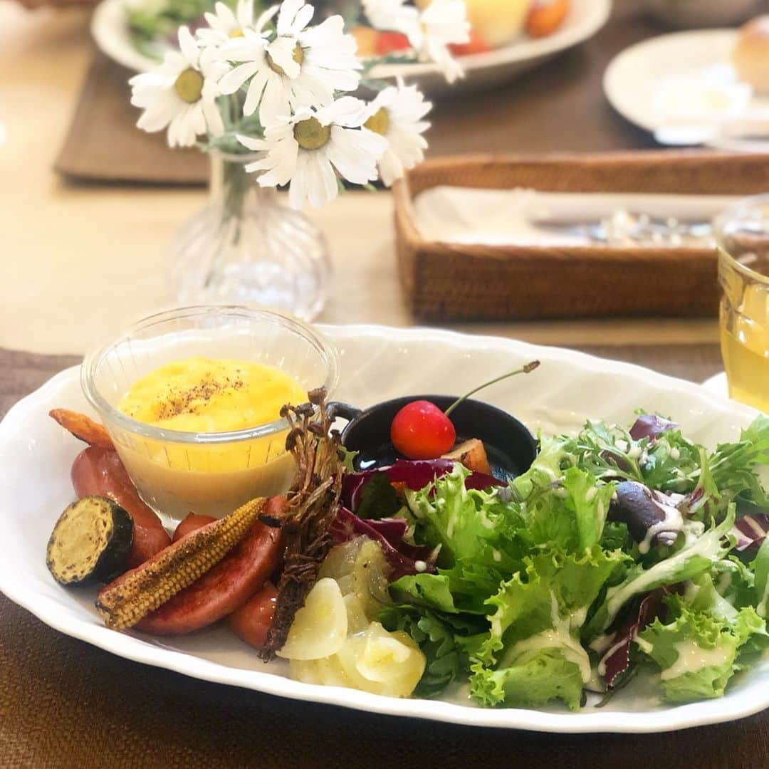 三浦マキさんのインスタグラム写真 - (三浦マキInstagram)「If you have only a day or two, it is worth to go to Karuizawa. Karuizawa is about as posh as you can get.  来る度に好きになる夏の軽井沢へ☘ 今回も @yuka__yasumoto の完璧なプランニングに甘えさせていただきました❤️ 滞在は、朝食が離れでいただけて軽井沢の朝を満喫できる @hotelberlinetta ✨大きなお部屋にはベッドが3つあるので女子旅にもぴったり。 そしてなぜか突然買い物魂に火がつき、ゆかちゃんを待っている1時間半の間に @eclat_eriko さんと爆買い😂笑 @ysl  のTシャツとパーカー、 @prada の靴と鞄をGet!! * * * * #karuizawa#daytrip#trip#weekendgateaway #girlstrip#summertrip #軽井沢#軽井沢旅行 #軽井沢アウトレット#チュールスカート#チュールスカートコーデ」7月8日 15時29分 - makimiura__la
