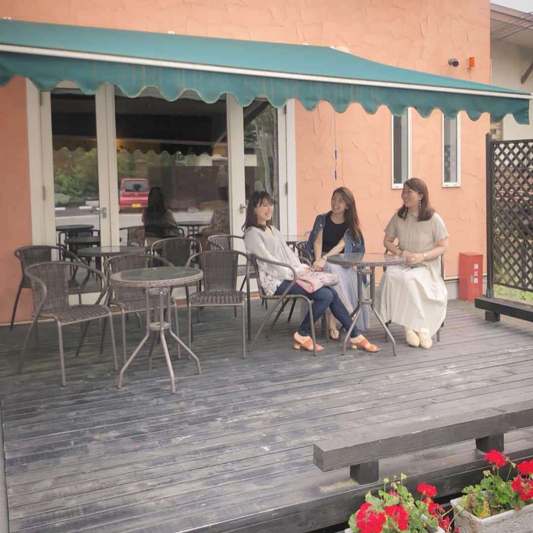 三浦マキさんのインスタグラム写真 - (三浦マキInstagram)「If you have only a day or two, it is worth to go to Karuizawa. Karuizawa is about as posh as you can get.  来る度に好きになる夏の軽井沢へ☘ 今回も @yuka__yasumoto の完璧なプランニングに甘えさせていただきました❤️ 滞在は、朝食が離れでいただけて軽井沢の朝を満喫できる @hotelberlinetta ✨大きなお部屋にはベッドが3つあるので女子旅にもぴったり。 そしてなぜか突然買い物魂に火がつき、ゆかちゃんを待っている1時間半の間に @eclat_eriko さんと爆買い😂笑 @ysl  のTシャツとパーカー、 @prada の靴と鞄をGet!! * * * * #karuizawa#daytrip#trip#weekendgateaway #girlstrip#summertrip #軽井沢#軽井沢旅行 #軽井沢アウトレット#チュールスカート#チュールスカートコーデ」7月8日 15時29分 - makimiura__la