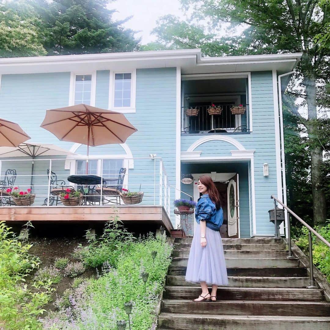 三浦マキのインスタグラム：「If you have only a day or two, it is worth to go to Karuizawa. Karuizawa is about as posh as you can get.  来る度に好きになる夏の軽井沢へ☘ 今回も @yuka__yasumoto の完璧なプランニングに甘えさせていただきました❤️ 滞在は、朝食が離れでいただけて軽井沢の朝を満喫できる @hotelberlinetta ✨大きなお部屋にはベッドが3つあるので女子旅にもぴったり。 そしてなぜか突然買い物魂に火がつき、ゆかちゃんを待っている1時間半の間に @eclat_eriko さんと爆買い😂笑 @ysl  のTシャツとパーカー、 @prada の靴と鞄をGet!! * * * * #karuizawa#daytrip#trip#weekendgateaway #girlstrip#summertrip #軽井沢#軽井沢旅行 #軽井沢アウトレット#チュールスカート#チュールスカートコーデ」