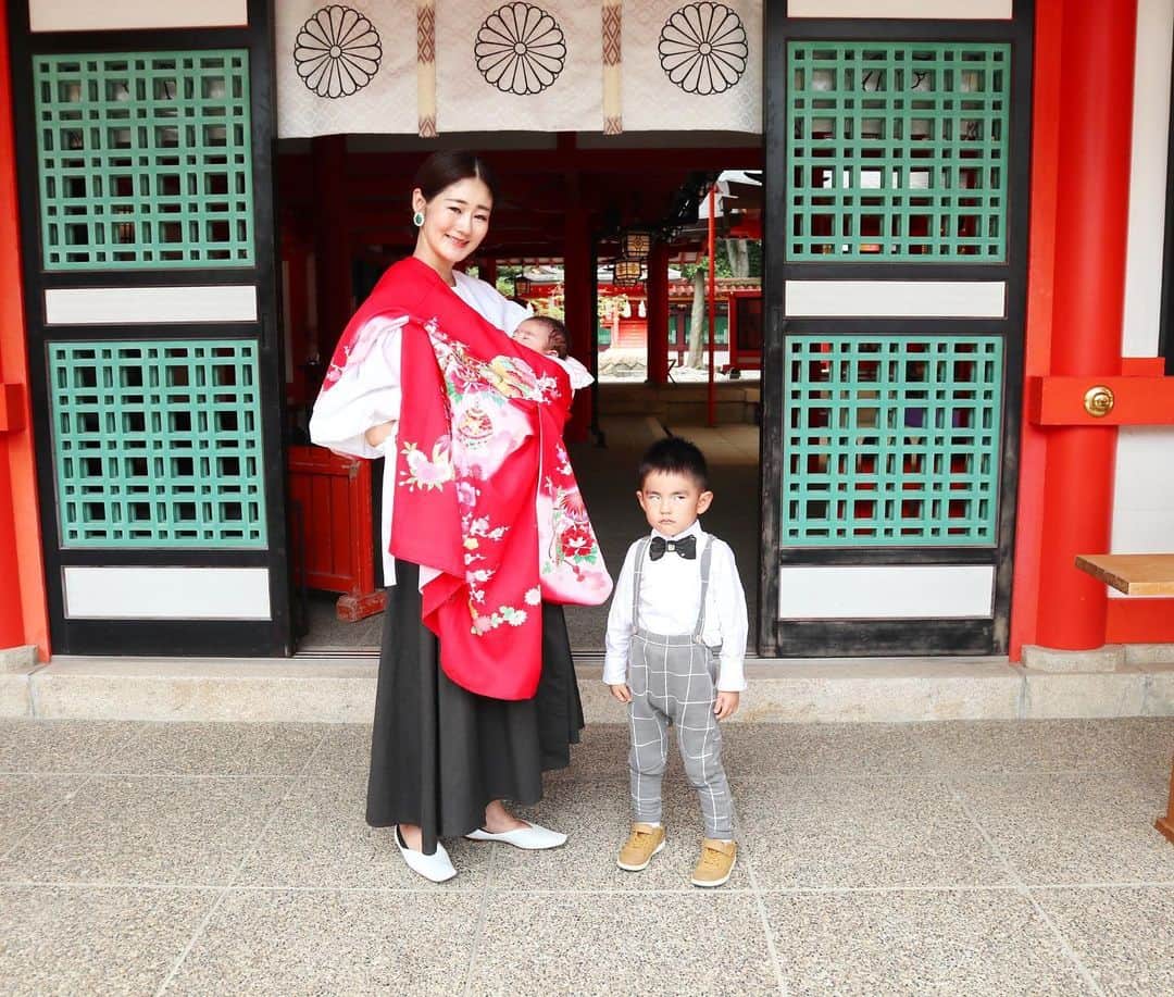 ジュジュさんのインスタグラム写真 - (ジュジュInstagram)「ムスメ...🍙♡ . お宮参りへ⛩ . 何だかスクスク成長しているムスメはやけに堂々としていた。笑 . クスクスッとなるムスメであります。 . おちょけのお兄さんもお参りの時には真剣に頭下げたりしていて、成長を感じた。 . そしてご祈祷の時に娘の名前を挙げられた時には家族が増えたんだなって改めてグッと来るもんがあったな。 . . 健康でいて愛嬌のある、笑顔がステキな子になりますように♡ . . #お宮参り #7月8日 #ここぞの良いショットで白目の兄貴 #記念写真のポツンと感 #ツボ♡」7月8日 15時33分 - hiraka