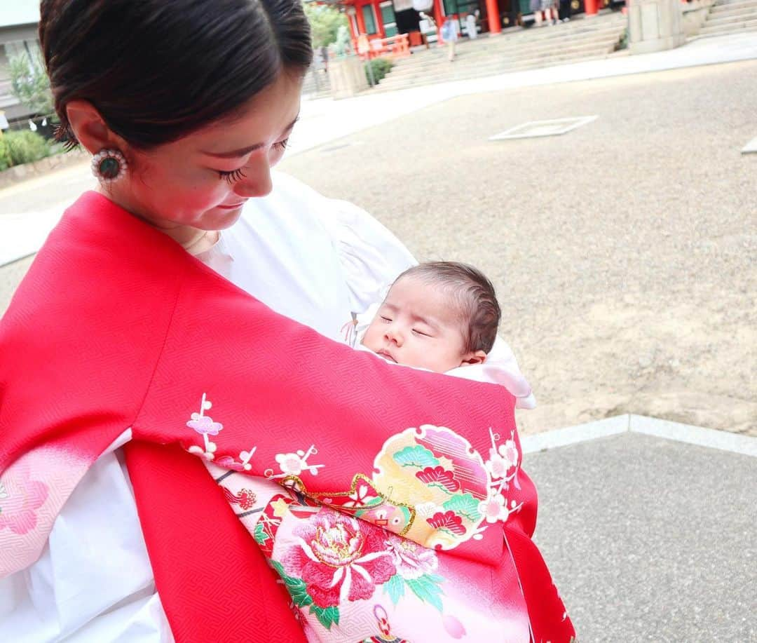 ジュジュさんのインスタグラム写真 - (ジュジュInstagram)「ムスメ...🍙♡ . お宮参りへ⛩ . 何だかスクスク成長しているムスメはやけに堂々としていた。笑 . クスクスッとなるムスメであります。 . おちょけのお兄さんもお参りの時には真剣に頭下げたりしていて、成長を感じた。 . そしてご祈祷の時に娘の名前を挙げられた時には家族が増えたんだなって改めてグッと来るもんがあったな。 . . 健康でいて愛嬌のある、笑顔がステキな子になりますように♡ . . #お宮参り #7月8日 #ここぞの良いショットで白目の兄貴 #記念写真のポツンと感 #ツボ♡」7月8日 15時33分 - hiraka