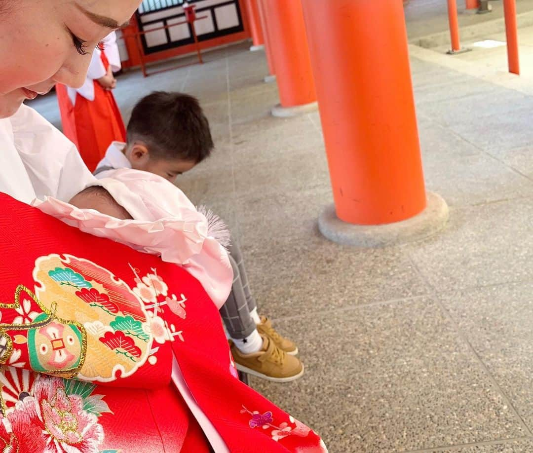 ジュジュさんのインスタグラム写真 - (ジュジュInstagram)「ムスメ...🍙♡ . お宮参りへ⛩ . 何だかスクスク成長しているムスメはやけに堂々としていた。笑 . クスクスッとなるムスメであります。 . おちょけのお兄さんもお参りの時には真剣に頭下げたりしていて、成長を感じた。 . そしてご祈祷の時に娘の名前を挙げられた時には家族が増えたんだなって改めてグッと来るもんがあったな。 . . 健康でいて愛嬌のある、笑顔がステキな子になりますように♡ . . #お宮参り #7月8日 #ここぞの良いショットで白目の兄貴 #記念写真のポツンと感 #ツボ♡」7月8日 15時33分 - hiraka