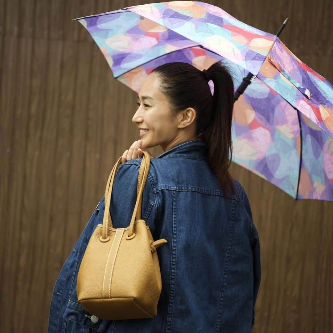 桐山マキさんのインスタグラム写真 - (桐山マキInstagram)「. . One peace @frenchpave_official  Bag @vasic_japan . . 先日の展示会で オーダーしていた VASICの バッグが届き その日に持ってお出かけ👝 . . カフェのお姉さんが 可愛い！欲しい！ と言ってすぐネット検索されていた♡♡♡ . . 紫陽花の花みたいな 綺麗色 ワンピは 雨の日でも モチベーションあがる♡ . . Photo by @ry0shimizu . #myfave  #myfavorite  #bag #vasic #vasic_aoyama #onepeace #frenchpave #fashion #love #beautiful  #rain  #summer #☂️ #💜」7月8日 15時34分 - maki_kiriyama