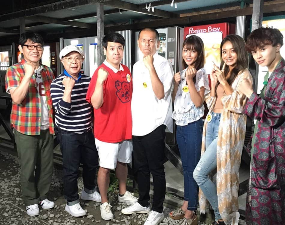 のインスタグラム：「🍉 今夜『#帰れマンデー見っけ隊 ３時間スペシャル』、 #テレビ朝日 系列、 参戦させていただきました👧🏽👒 .  いろいろな場所の聖地を巡り#帰れま10  挑ませていただきました🧜🏽‍♀️🧜🏽‍♂️💎 .  ぜひぜひぜひ、テレビの前で皆さんも挑戦しつつ あたたかく見守ってください🥺🍡. #聖地巡礼 #ほんとうに帰れま10 #みなさんやさしくてたのしくて #青春旅のような #夏の思い出 #ありがとうございます  ちなみに１枚目は、照明さんがわざわざ消した照明をまたつけてくださりました🥺🌈🌈 #２枚目の暗闇と比較すると#一目瞭然 照らしてくださりなんだか恥ずかしい笑 #照明さんすごい#照らされ#いと恥ずかし笑」