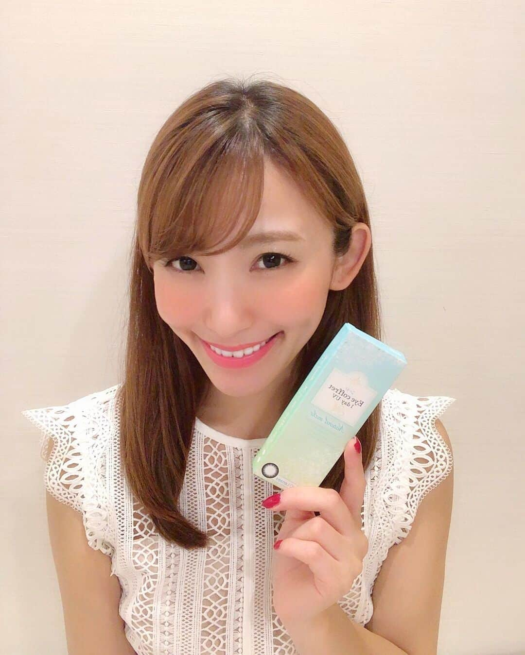 shizuka.watanabeさんのインスタグラム写真 - (shizuka.watanabeInstagram)「♡♡♡ ・ ・ ファッションと一緒に楽しみたい アイコフレ♬ ・ 私はいつも @eyecoffret を使ってます💗 ・ ・ ワンデーで気分によってサークルの色やデザインを変えてファッション感覚でその日の気分で選んでるよ！ ・ ・ 今回はお洋服に合わせて グリーンのボックスのブラックにしました！ ・ はっきりとした輪郭で黒目を強調してくれて 凛とした雰囲気に♬ ・ ・ 付けてる時と付けていない時の目の印象もかなり変わるのでもう手放せません🙌❤️ ・ ・ ・ ・ #eyecoffret #アイコフレ #カラコン事情 #カラコンメイク #サークルレンズ #pr #きれいめコーデ #ワンピース」7月8日 15時42分 - shizuka.watanabe