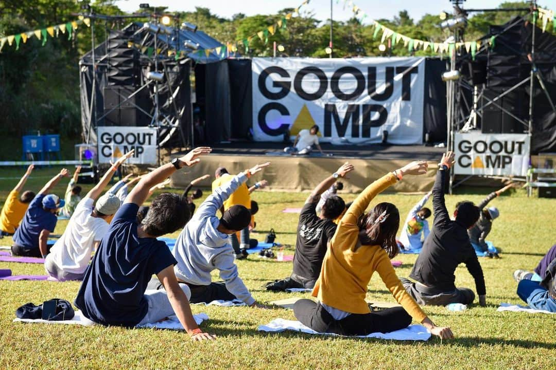 GO OUT沖縄アウトドアウイークのインスタグラム：「青空の下で行うヨガレッスンは、GO OUT CAMPの人気コンテンツ‼︎ . . #goout #gooutcamp #camp #gooutcampryukyu @gooutcampryukyu」