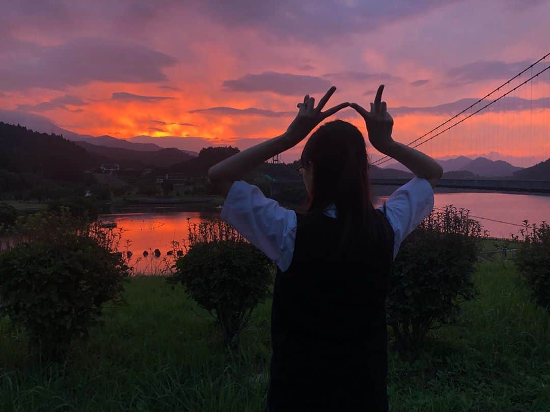 新條由芽さんのインスタグラム写真 - (新條由芽Instagram)「先日の撮影終わりの1枚﻿ 夕日がとても綺麗でした。﻿ また報告しますね︎︎︎︎︎☺︎」7月8日 15時50分 - yume_shinjo