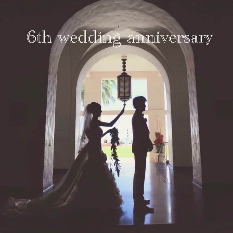澤野井香里さんのインスタグラム写真 - (澤野井香里Instagram)「2019.7.7🎋﻿﻿﻿ Happy 6th Wedding anniversary♡ ﻿﻿﻿ ﻿﻿﻿ 6年前に入籍して1人から2人になって、3年前に息子が生まれて3人になって、今年は娘も生まれて4人家族で迎えた#結婚記念日 💍✨﻿﻿ ﻿ 写真は#ハワイ挙式 の#ファーストミーティング の時のもの👰💒🤵﻿ ﻿﻿ 仕事で遅かったので、#LAMARCK のケーキ🍰でささやかに家でお祝い＾＾🥂﻿﻿ ﻿﻿ お互いサプライズで手紙を用意しててお手紙交換😂﻿﻿ ﻿﻿ ありがとうや感謝の気持ちはやっぱり言葉にして伝えるのって大切💌﻿ ﻿ ﻿﻿ 私にはもったいない程、優しくて家族思いの彼✨﻿﻿ ﻿﻿ 7年目も穏やかに過ごせますように♡﻿﻿ ﻿﻿ #weddinganniversary  #bridal #wedding #weddingdress #starfestival #love #hawaii #hawaiiwedding #firttmeeting #ks_wedding✨#結婚記念日 #6年記念日 #7年目突入 #ハワイウェディング #七夕 #七夕婚 #🎋」7月8日 15時50分 - kaori_sawanoi