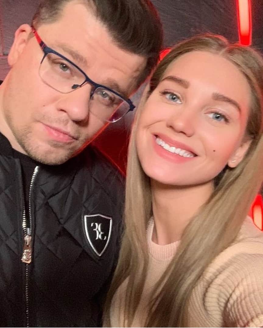 RU.TVさんのインスタグラム写真 - (RU.TVInstagram)「💝 Сегодня, пожалуй, самый трогательный и романтичный праздник — Всероссийски день семьи, любви и верности. ⠀ 🌼 Символом этого праздника стала простые, скромные ромашки. Укрась ими сегодня свой дом и непременно скажи про свои теплые чувства всем тем, кого по-настоящему любишь! ⠀ 💫 А кто из звездных семей тебе наиболее симпатичен? ⠀ #rutv #рутв #джиган #оксанасамойлова #полинагагарина #регинатодоренко #владтопалов #максимгалкин #аллапугачева #аннахилькевич #ксениябородина #гарикхарламов #кристинаасмус #сергейжуков #мот #ханна」7月8日 16時04分 - ru_tv