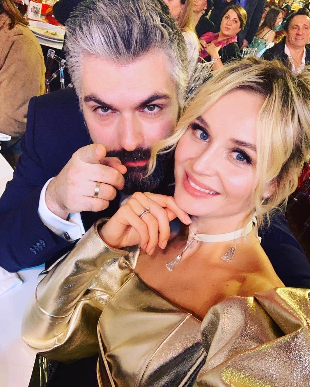 RU.TVさんのインスタグラム写真 - (RU.TVInstagram)「💝 Сегодня, пожалуй, самый трогательный и романтичный праздник — Всероссийски день семьи, любви и верности. ⠀ 🌼 Символом этого праздника стала простые, скромные ромашки. Укрась ими сегодня свой дом и непременно скажи про свои теплые чувства всем тем, кого по-настоящему любишь! ⠀ 💫 А кто из звездных семей тебе наиболее симпатичен? ⠀ #rutv #рутв #джиган #оксанасамойлова #полинагагарина #регинатодоренко #владтопалов #максимгалкин #аллапугачева #аннахилькевич #ксениябородина #гарикхарламов #кристинаасмус #сергейжуков #мот #ханна」7月8日 16時04分 - ru_tv