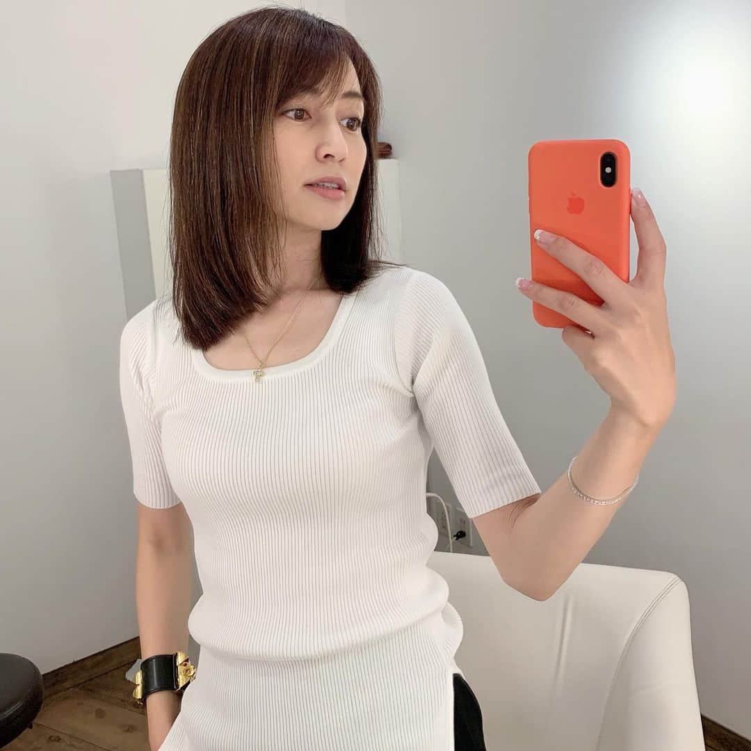 矢田亜希子さんのインスタグラム写真 - (矢田亜希子Instagram)「息子と一緒に美容院♪ヘアカット！久々に全体的に整えてもらいました！カラーは次の作品のクランクイン直前にする予定。今は、全体的にハイライトとローライトがいい感じにはっきりとでてきてお気に入り。特にハイライトが目立ってきています。あともう少し今のカラーを楽しみます♪ あと、web a la modaの定番ニットに半袖が販売スタートしました！ #矢田亜希子#akikoyada #美容院#表参道フィオリスタ#フィオリスタ#fiorista#松本さん#webalamoda #webalamodabyakikoyada #半袖ニット#白ニット#夏ニット」7月8日 16時06分 - akiko_yada