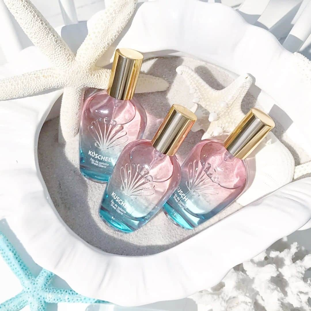 FRAGRANCYさんのインスタグラム写真 - (FRAGRANCYInstagram)「【NEW】 『クシェルヨット』人気No.1の🐚シェルグラン🐚の香りから、ついに！オードトワレが✨新登場✨  白波のように咲き乱れる純白のジャスミン。その芳醇な香りを、リーフグリーンとフルーティアップルの瑞々しい香りが包み込む透明感あふれるアクアティックフローラルな香り。 ボディミストよりも香りが持続👍  #kuschelj #japan #fragrance ﻿﻿ #eaudetoilette #cosmetics #sheelglanz #sheel #glanz #クシェルヨット #日本 #フレグランス #香水﻿﻿ #オードトワレ #コスメ #シェルグラン #夏 #光 #女子力up #いい香り #いい匂い #プレゼント #限定 #コスメ好きな人と繋がりたい」7月8日 16時07分 - fragrancy_online