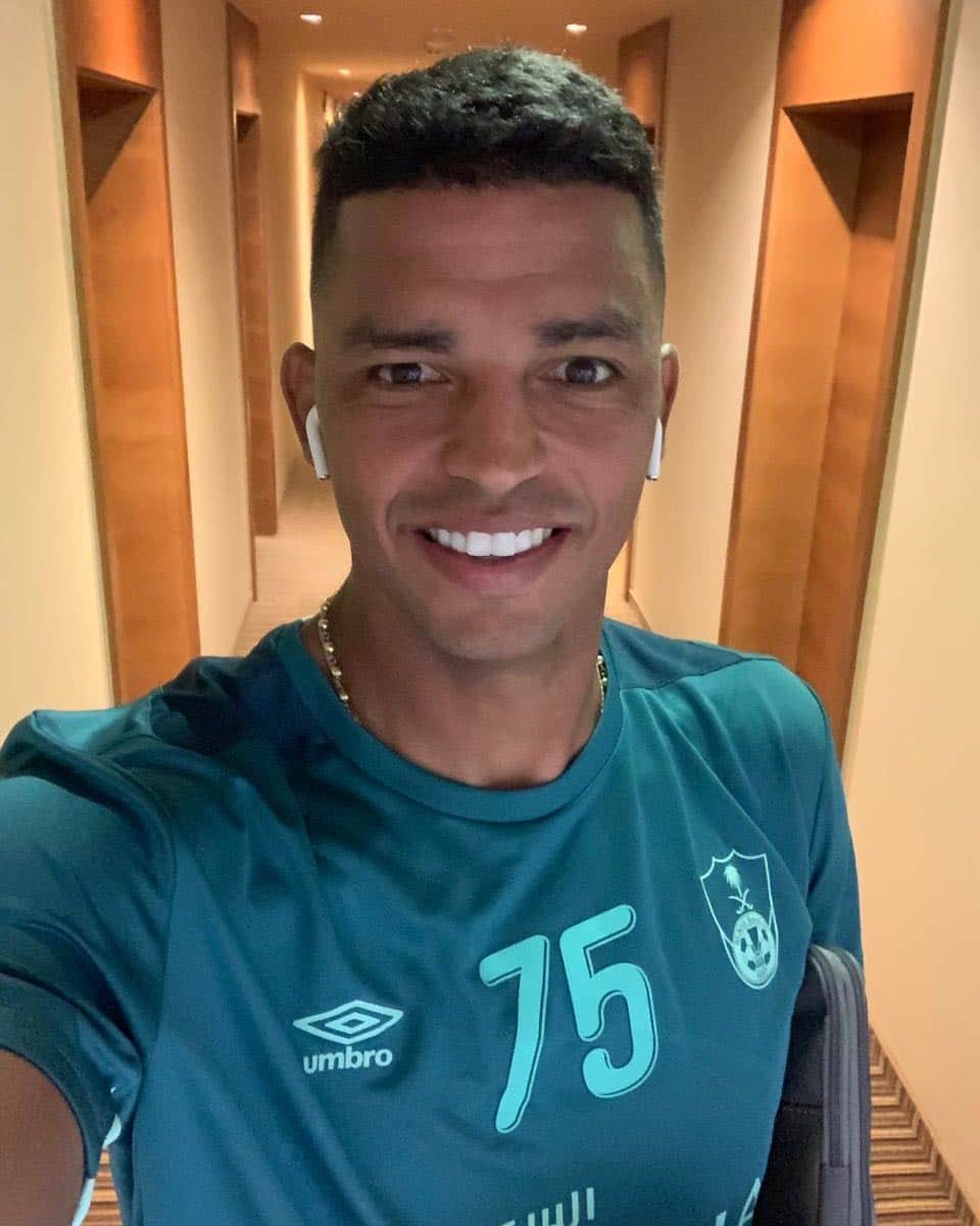 アデルラン・サントスのインスタグラム：「Sempre feliz !! 💚💚💚💚 always happy I’m back!! 💚💚💚」