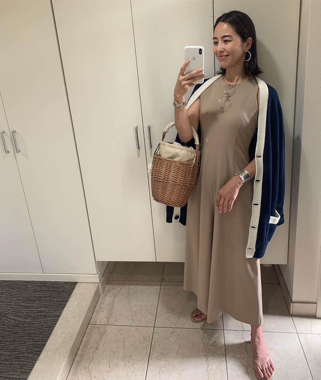 鈴木六夏さんのインスタグラム写真 - (鈴木六夏Instagram)「仕事帰り。なのでメイクしっかり目🥰  先日も載せたオールインワンを トラッド調のビッグカーデで普段着仕様に。 靴はいつものビーサンです！ いつ雨が降るかわからない天候には やっぱりビーチサンダルを選びがち。(ほぼ毎日だ) かっちり目の服を普段着っぽくしてくれる効果も♡  #riccascloset  #riccaミニマムクローゼット  @rikuka.closet」7月8日 16時10分 - rikuka.62