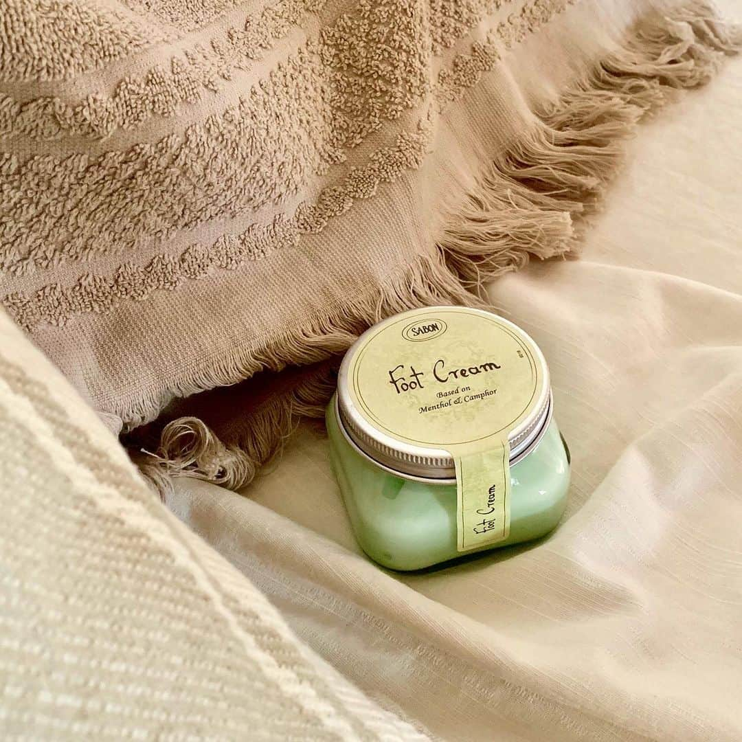 SABON Japanさんのインスタグラム写真 - (SABON JapanInstagram)「フットクリームは、素足で過ごす夏の必需品。﻿ マッサージするように足に塗り込めば、リッチなクリームが潤いをしっかり届け、すべすべの足元に。﻿ ミントの爽やかな香りで、リフレッシュもできる。﻿ ﻿ 翌朝の足のすっきり感がクセになる、私の大好きなアイテム。﻿ ﻿ ﻿ #sabon#footcream#foot#bodycare#scrub#massage#refresh#サボン#フットケア#フットクリーム#クリーム#ボディケア#スクラブ#角質ケア#リフレッシュ#美脚#むくみ#角質#むくみケア#むくみ解消#むくみ改善#マッサージ#足#美脚#ミント#香り#sabonjapan」7月8日 21時37分 - sabon_japan