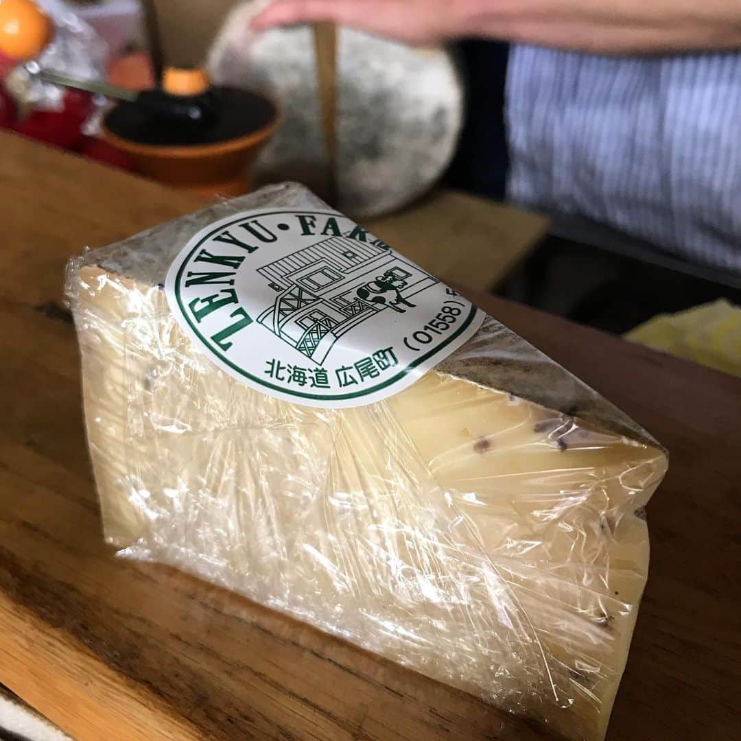 小谷あゆみさんのインスタグラム写真 - (小谷あゆみInstagram)「十勝を回って買ったチーズは、今回、足寄町の #ありがとう牧場 の生乳から作られる #しあわせチーズ工房  広尾町の酪農家 #ゼンキュウファーム の自家製キャラウェイシード入りチーズ 牧場を訪ねてそこで買うのは楽しかった。 国産チーズがいろんな意味から盛り上がっていますが、小さなチーズ工房がダントツ多いのは十勝地方！ その数30工房！ チーズはやはり牛乳よりテロワール、土地の個性や地力を大事にする食文化なので、酪農の見える化という意味でもますます広がりを見守りたいと思った。 さて明日から愛媛〜和歌山〜静岡〜神戸〜〜 しばらく旅が続きます。 職人チーズ探してみようっと」7月8日 21時38分 - vegeanaayu