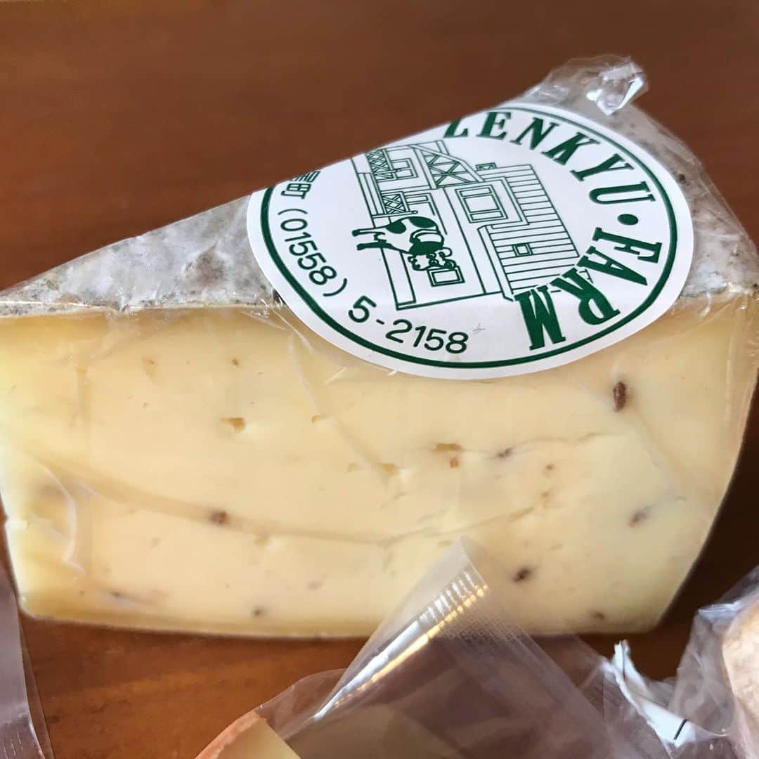 小谷あゆみさんのインスタグラム写真 - (小谷あゆみInstagram)「十勝を回って買ったチーズは、今回、足寄町の #ありがとう牧場 の生乳から作られる #しあわせチーズ工房  広尾町の酪農家 #ゼンキュウファーム の自家製キャラウェイシード入りチーズ 牧場を訪ねてそこで買うのは楽しかった。 国産チーズがいろんな意味から盛り上がっていますが、小さなチーズ工房がダントツ多いのは十勝地方！ その数30工房！ チーズはやはり牛乳よりテロワール、土地の個性や地力を大事にする食文化なので、酪農の見える化という意味でもますます広がりを見守りたいと思った。 さて明日から愛媛〜和歌山〜静岡〜神戸〜〜 しばらく旅が続きます。 職人チーズ探してみようっと」7月8日 21時38分 - vegeanaayu
