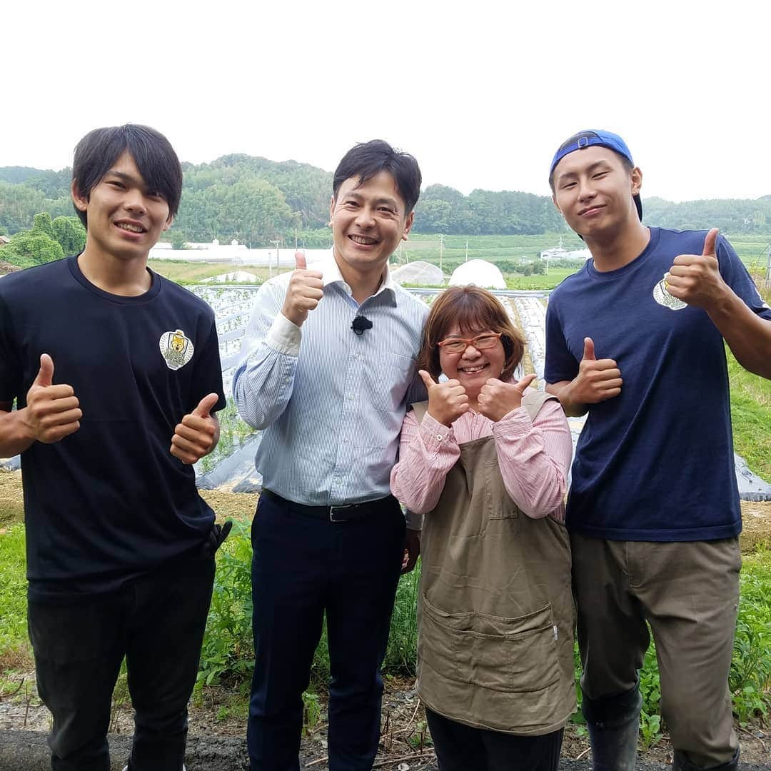 田畑竜介さんのインスタグラム写真 - (田畑竜介Instagram)「今日は早朝から福津市で、 そして今日感テレビの生放送の後から 糸島市と宗像市で、 福岡県を本拠地とする ハンドボールチーム ゴールデンウルブス福岡の取材🎤  朝早くから夕方までは 農業や食に関する仕事に従事しながら、 夜はハンドボールの練習に励んでいます‼️ そんなゴールデンウルブス福岡が 今週末7月13日に開幕する 日本ハンドボールリーグに 今年から参加するんです✨  開幕戦は7月13日15時から うきはアリーナで開催されます‼️ 普段の仕事ぶりや練習風景、 そして彼らを支える方を取材しました😊 間近で見るハンドボールは 迫力満点でした😲  今日感テレビで 7月下旬に放送予定です📺❇️ #rkbテレビ #今日感テレビ  #ゴールデンウルブス福岡  #ハンドボール  #日本ハンドボールリーグ」7月8日 21時43分 - tabacchi_rkb