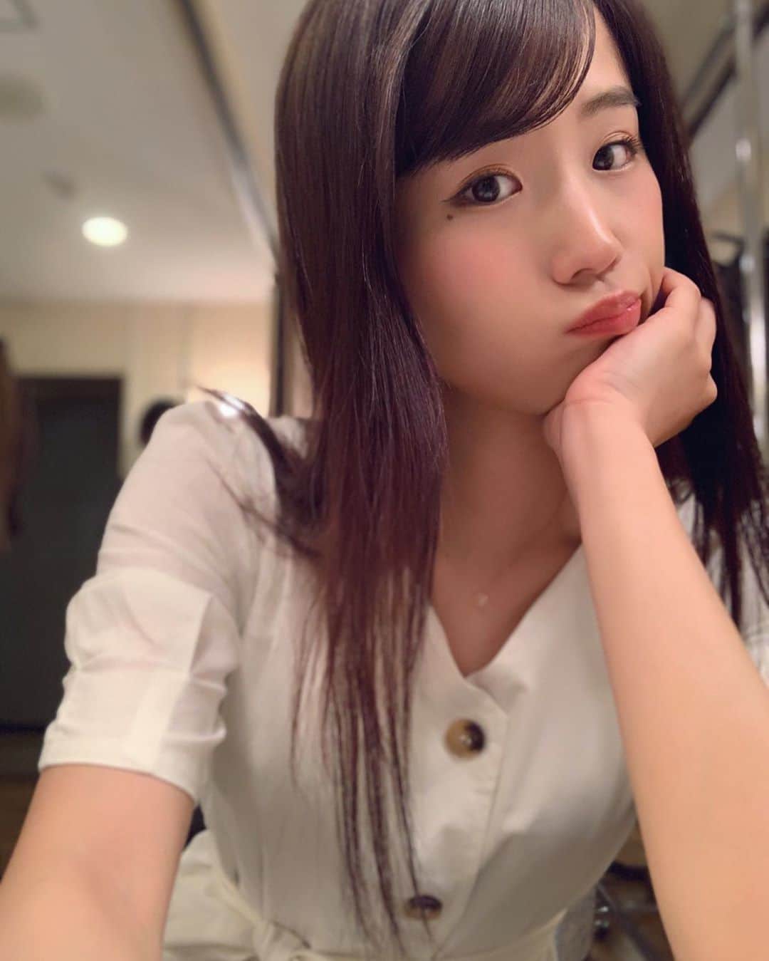 秋山ゆずきのインスタグラム：「. . 毎日ウィッグだから こんなに髪が伸びてることに びっくり〜😳❣️ . . ワンピースは @7things.official  さんの💖 . . #ワンピース #ファッション #ホワイト #髪の毛 #のびた」
