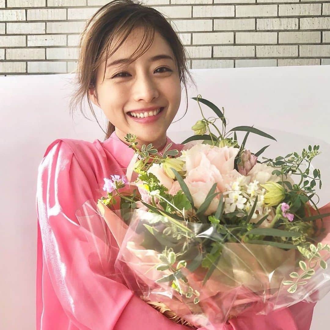 石原さとみ　ファンアカウントのインスタグラム：「女優さんなのに、雑誌で表紙をはるのって考えているよりもすごいことなのかも🤔🤔 演技じゃなく、写真でもさとみちゃんの魅力が伝わるっていうことですよね！？ 素晴らしい👍❤️ #石原さとみ」
