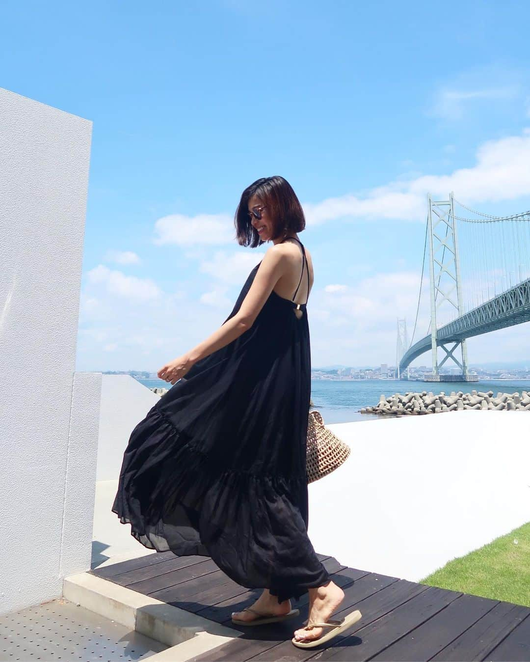 ayu kagawaさんのインスタグラム写真 - (ayu kagawaInstagram)「BBQコーデ。 @_estella.k_ のdramatic summer dress. 商品名通りがっつり空いた背中と動くと揺れる長めのスカートがドラマチック♡ 海だったので中に水着を着ました👙  合わせた @alan_hills_japan のシェルのアクセサリーが夏にぴったりでめちゃくちゃお気に入り🐚🏖 DM沢山頂いていたBBQの場所は、淡路島のMOON JELLYです🌈 #ootd#outfit#coordinate #fashion#resortfashion #estellak#エステラケー #alanhills」7月8日 16時17分 - ayuyunyun