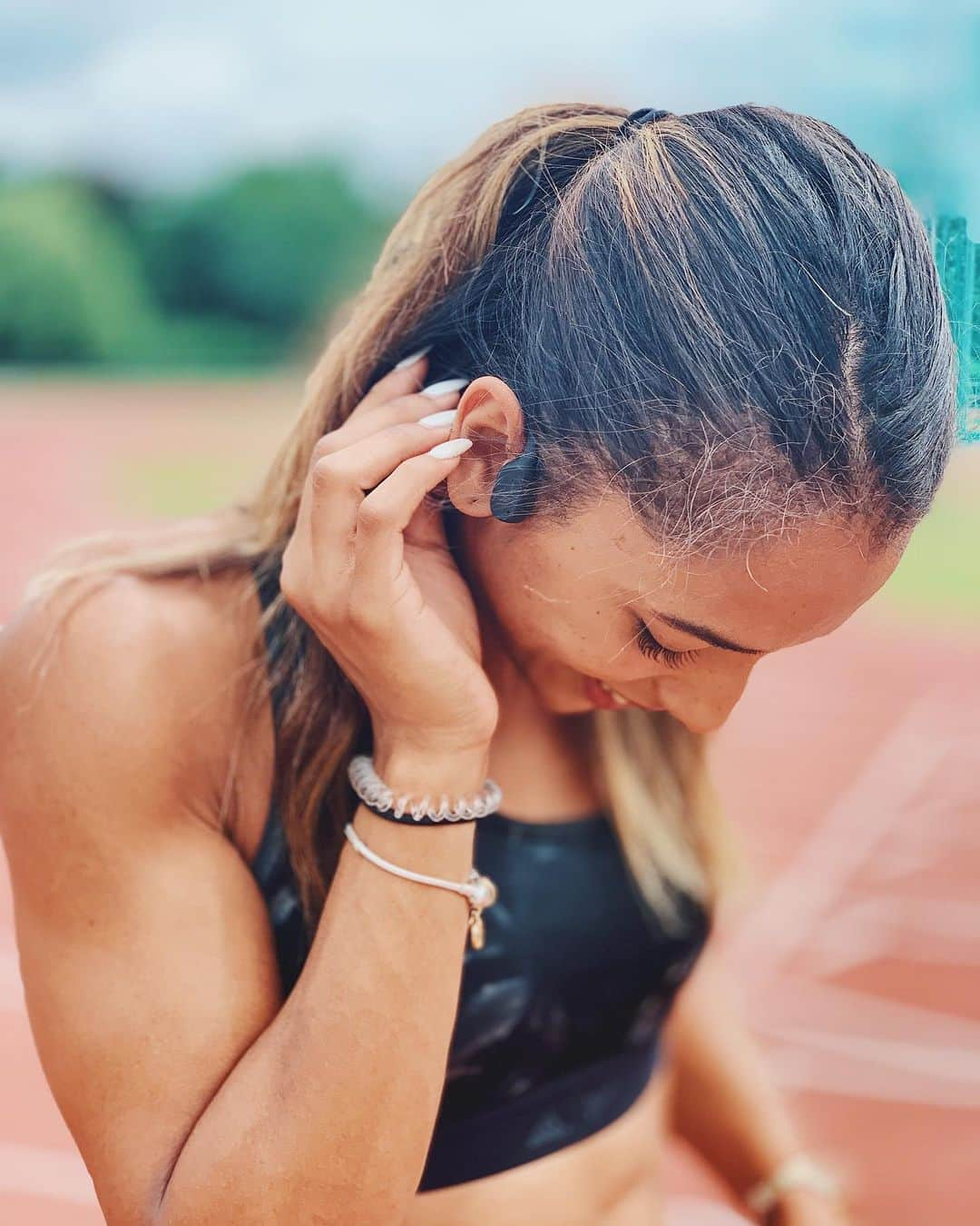 Laviai NIELSENさんのインスタグラム写真 - (Laviai NIELSENInstagram)「New week, new opportunities 🤩 .  What’s inspiring you to workout this week? Mine are these: The Aeropex headphones by @aftershokzuk, and they are very quickly becoming my favourite workout accessory 😍. It uses bone conduction energy to stream the most perfect sound, while resting just above your ears. Now, wearing headphones just became more open! I can use these to  listen to my music while @coachchristineb shouts at my running, and I can now hear people shout “TRACK” if I’m accidentally jogging in lane 1 (happens way too often 🙊). What do you think of them? 🙇🏻‍♀️💬👇🏽 #gifted」7月8日 16時26分 - laviai