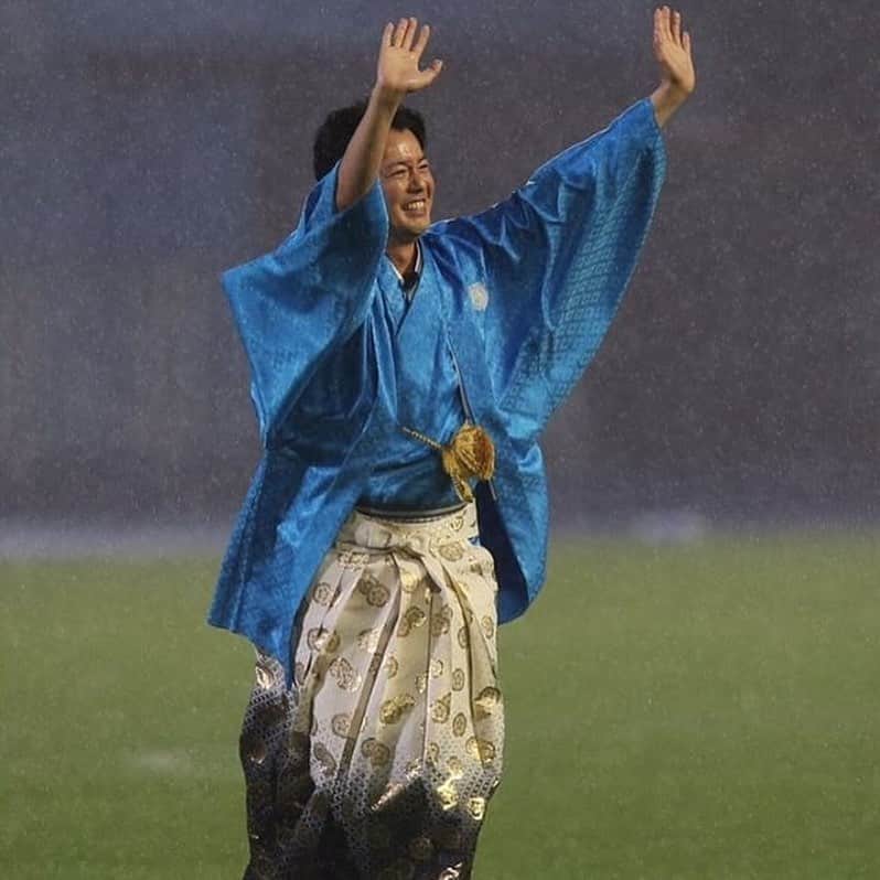 しゅうぺいさんのインスタグラム写真 - (しゅうぺいInstagram)「川崎フロンターレ最高ーー‼️‼️ 僕らみたいなまだまだ知られてない芸人を雨の中あたたかく迎えてくれてありがとうございました🙇‍♂️ 僕の一つの夢でもあるJリーグのイベントで仕事すること‼️ これは皆さんが叶えてくれました🙇‍♂️ 本当に感謝してます😭 あの2万人以上いる中で緊張はしましたが本当に楽しくて 川崎フロンターレがもっと好きになりました🎉 フロンパークで話した小林悠選手の中高の時のエピソード聞いた人は悠には内緒にしてくださね‼️笑 またイベント参加できる時はエピソードトークしますのでよろしくお願いします😊 そしてサポーターの皆さん‼️ 最高のぺこぱコール✨ 大きいぺこぱの幕‼️ 本当にありがとうございました✨ 選手の気持ちに少しでもなれました‼️ あのぺこぱの幕の画像持ってる方いたら是非下さい🙇‍♂️ 探してます‼️ 本当にありがとうございました🌈  #川崎フロンターレ#小林悠#ふろん太 くん#カブレラ#かぶきにゃんたろう#カブの日#歌舞伎#ぺこぱ#松陰寺太勇#シュウペイ#サンミュージック#お笑い#芸人#着物#サッカー#等々力陸上競技場#優勝#感謝#サガン鳥栖」7月8日 16時39分 - pekopa.shupei